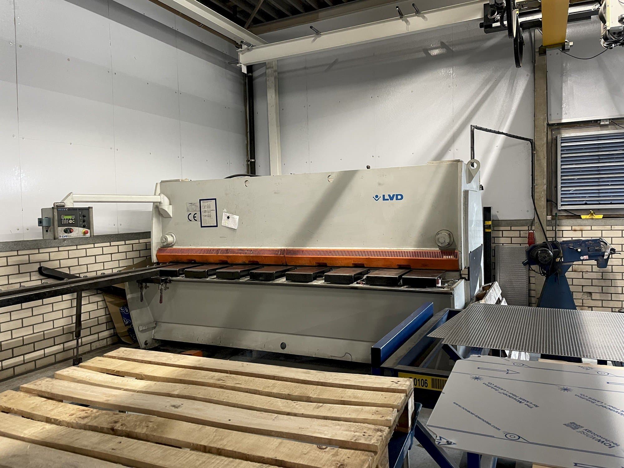 Front view of LVD MVSC 06/31 machine