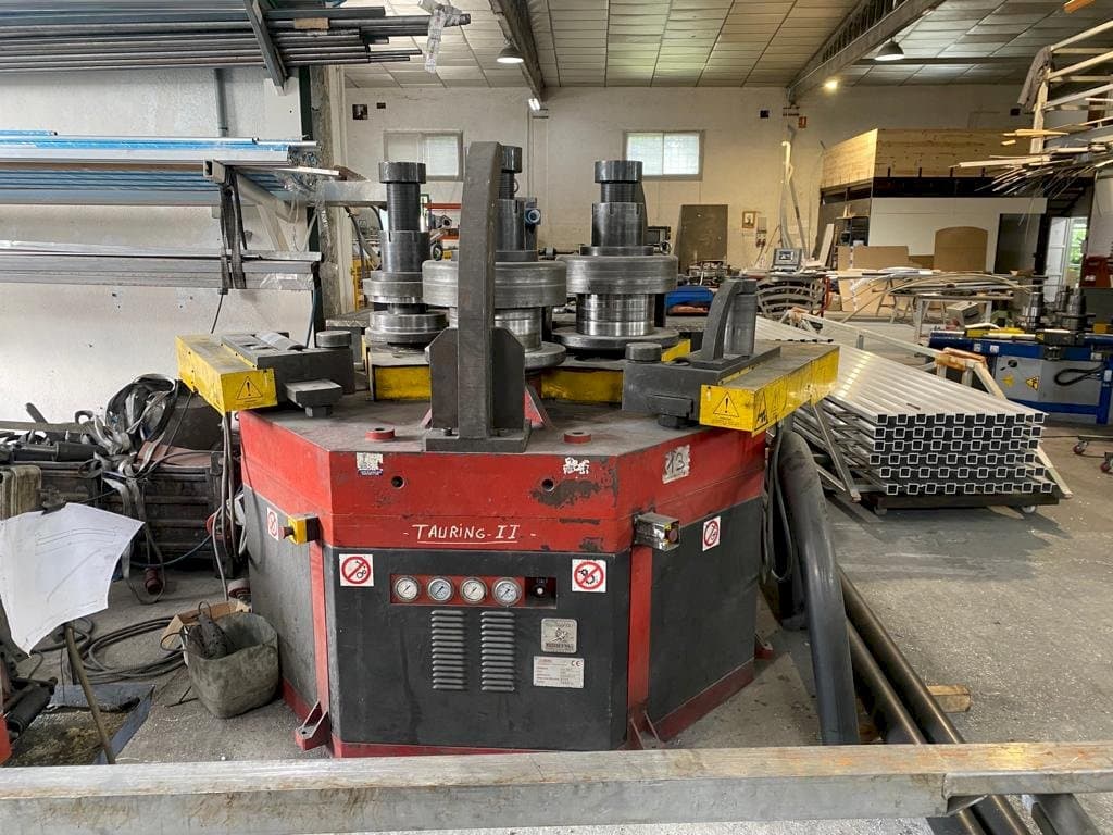 Front view of Tauring Alfa 200 machine