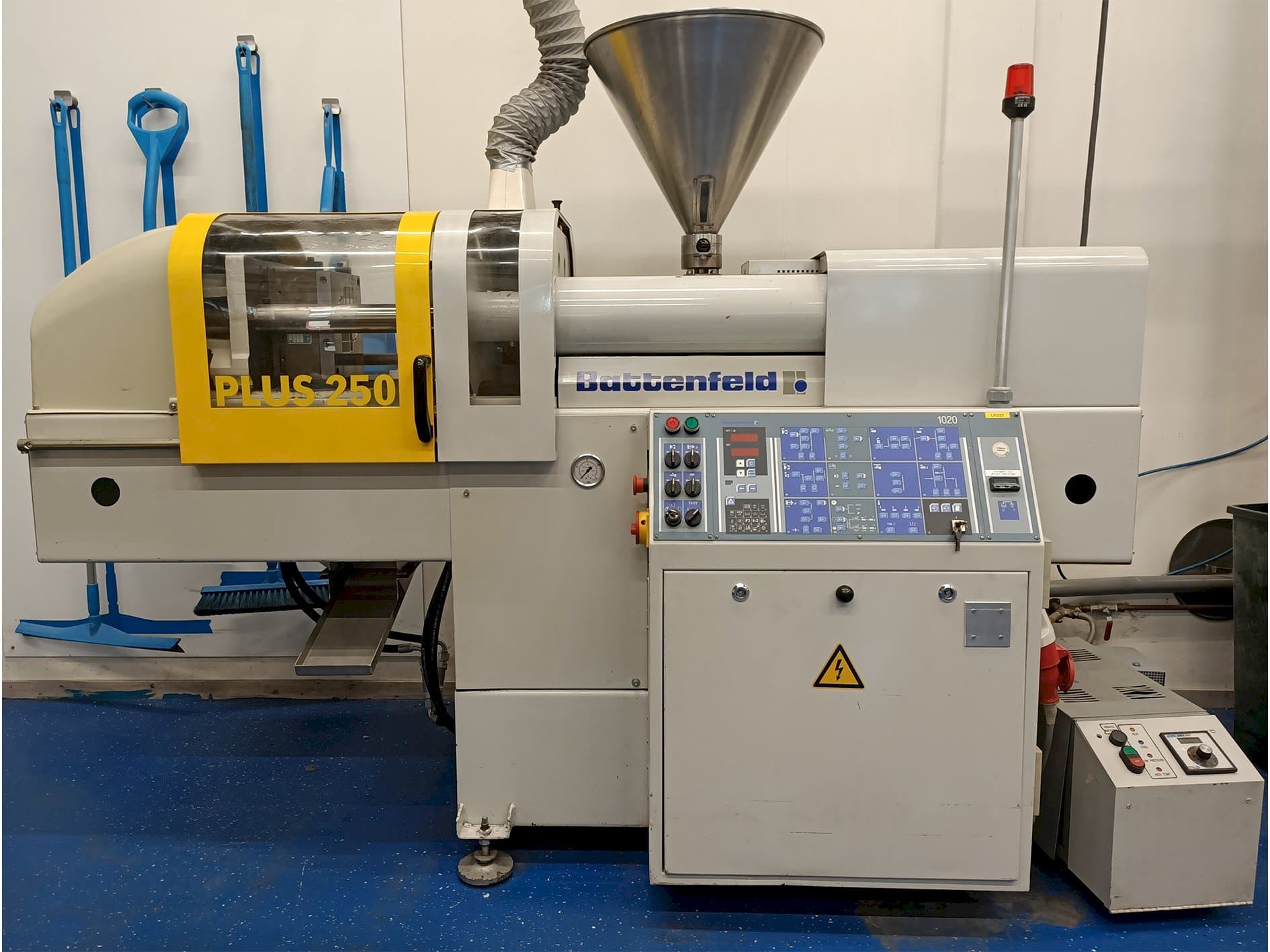 Front view of Battenfeld PLUS 250/50 machine
