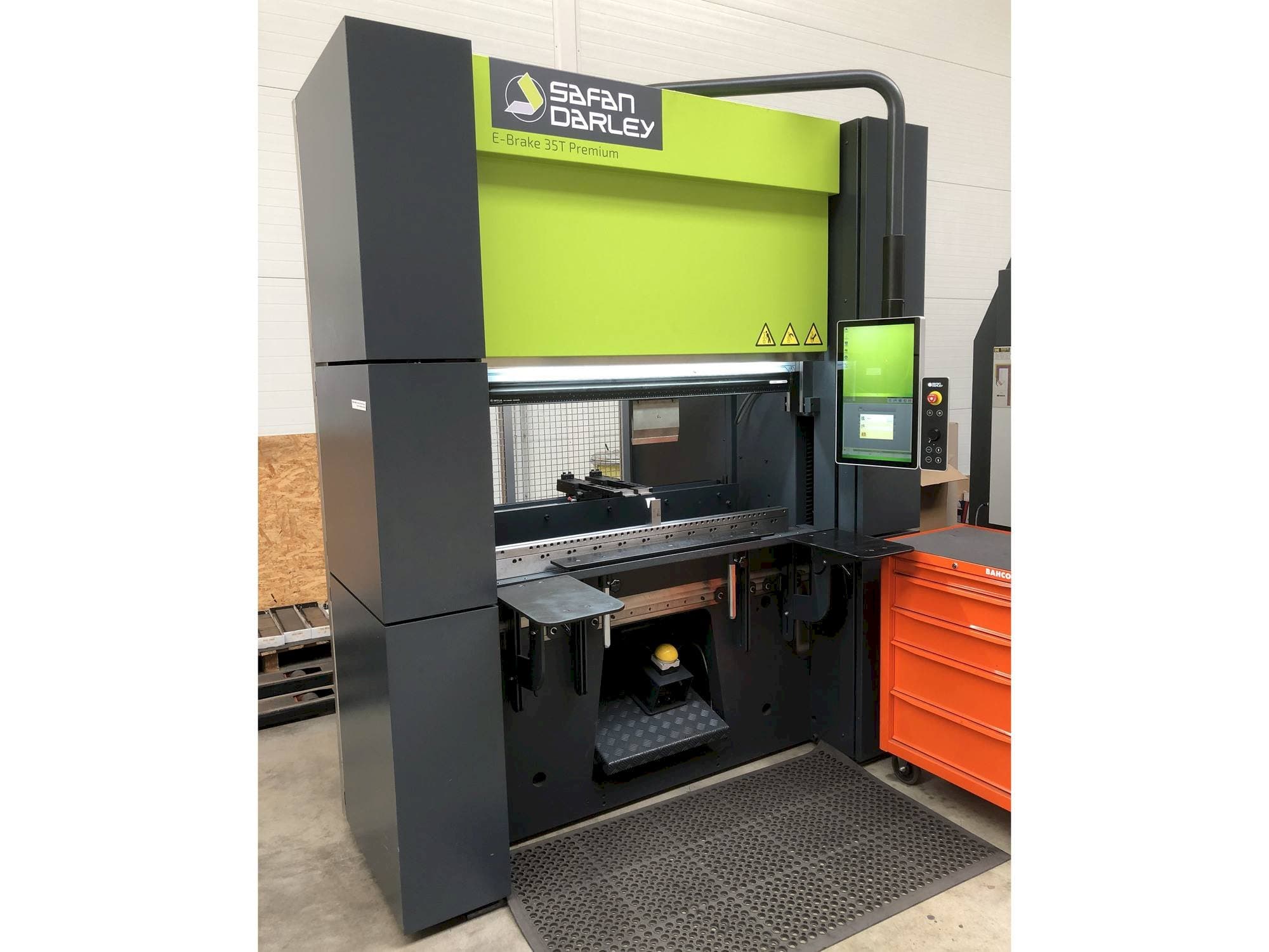 Front view of Safan Darley E-Brake 35T Premium machine