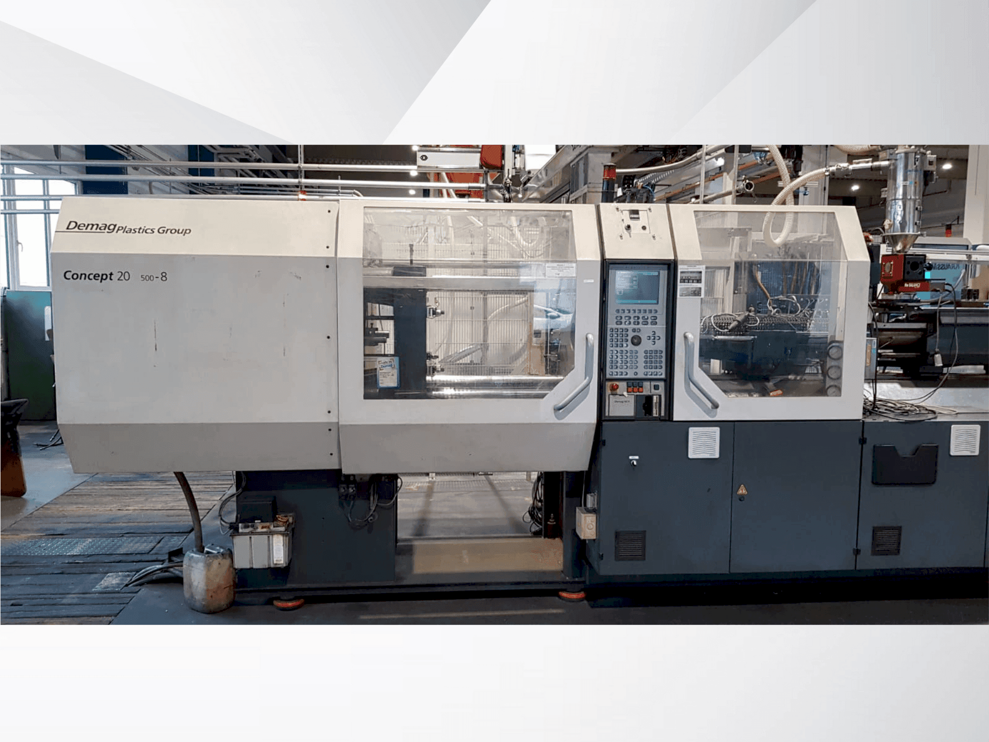 Front view of DEMAG Concept 200/500-840 + W711 machine