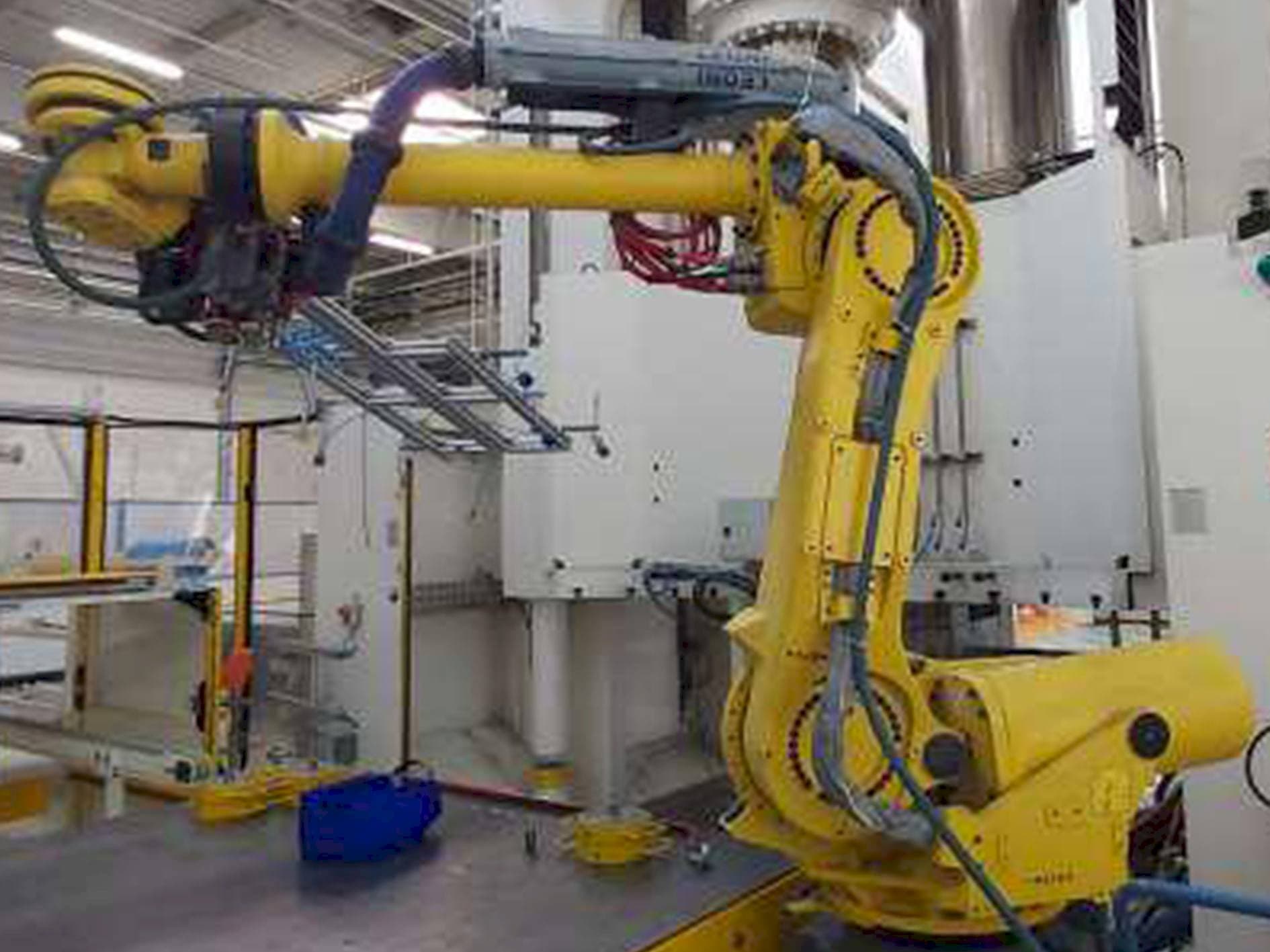 Front view of FANUC Robot R-2000iB/185L  machine