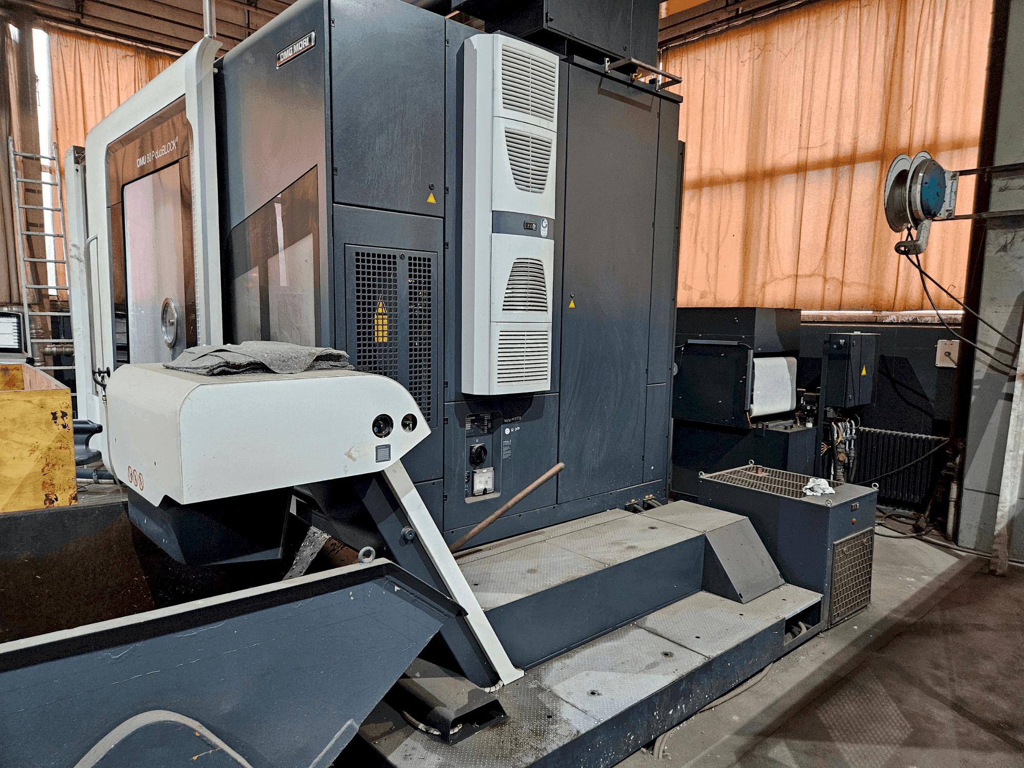 Front view of DMG MORI DMU 80 P duoBLOCK machine