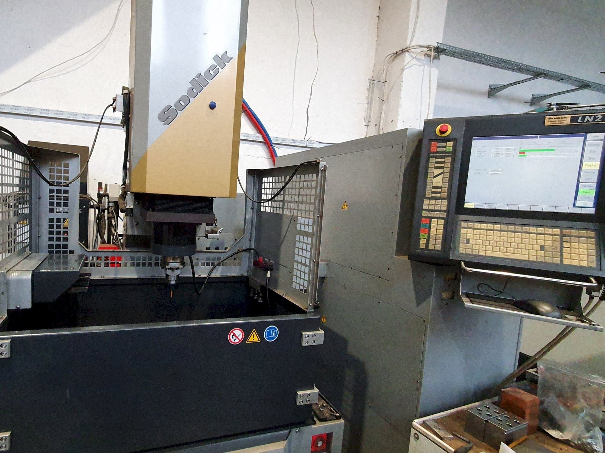 Front view of Sodick AM3L (2005)  machine