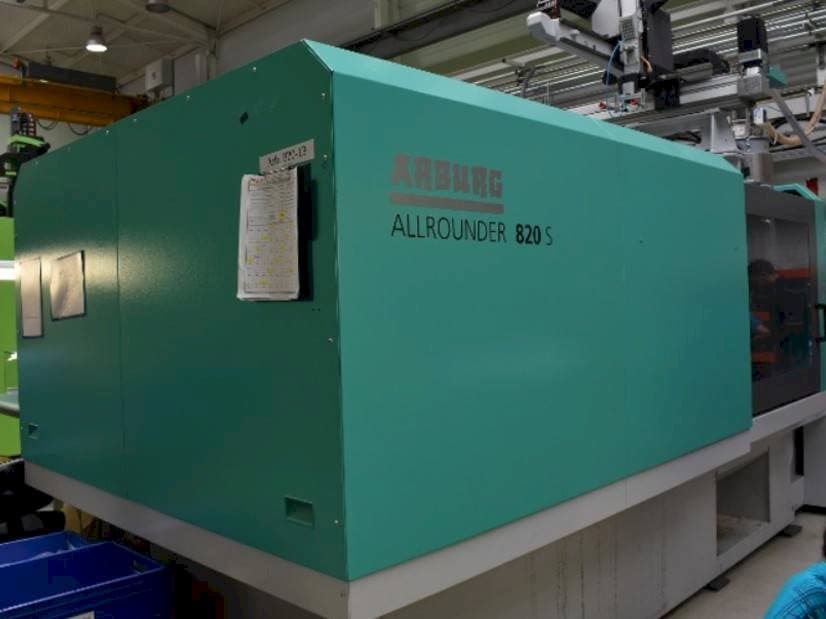 Front view of Arburg Allrounder 820 s 4000 - 800 machine