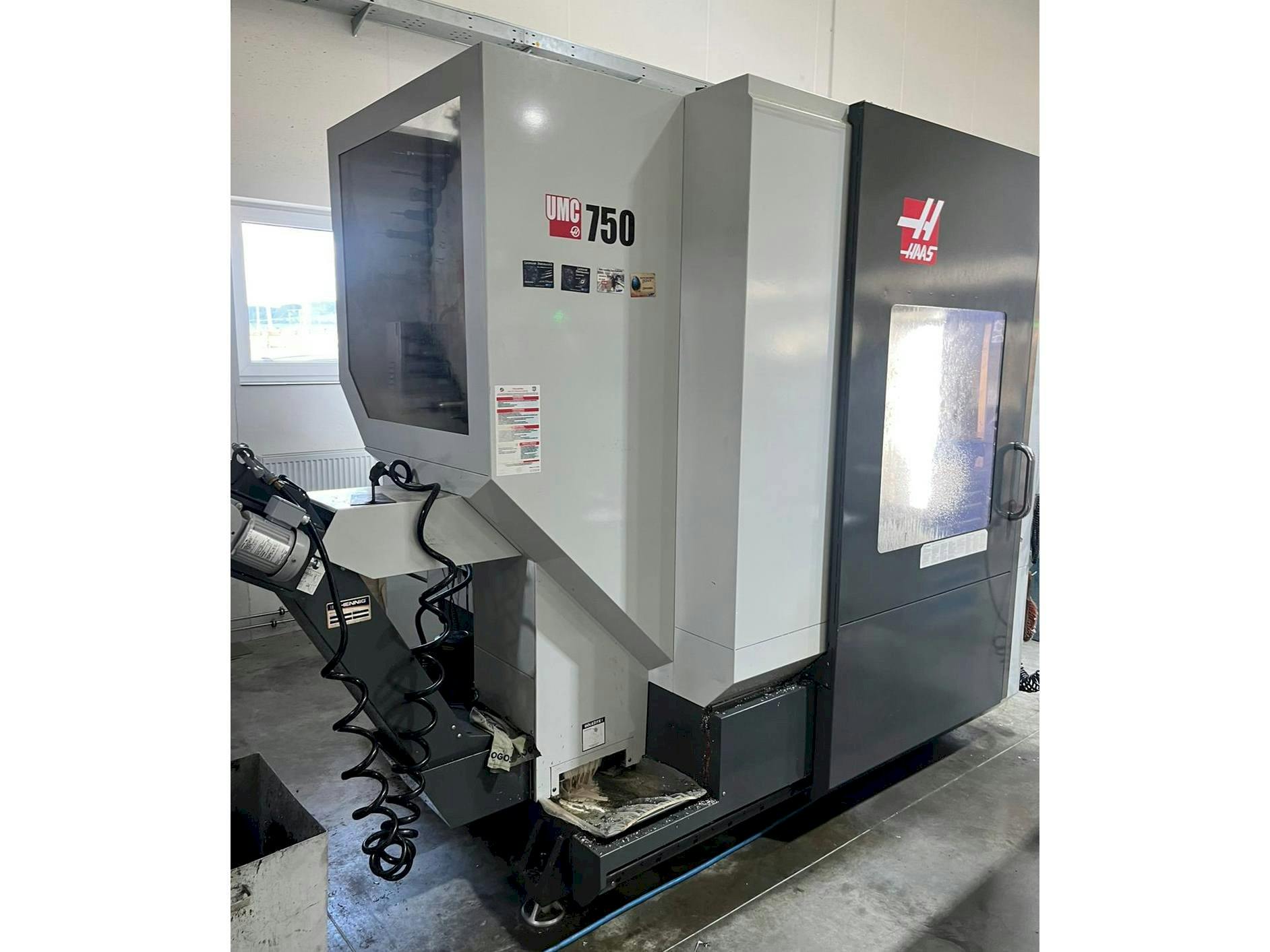 Front view of HAAS UMC-750  machine