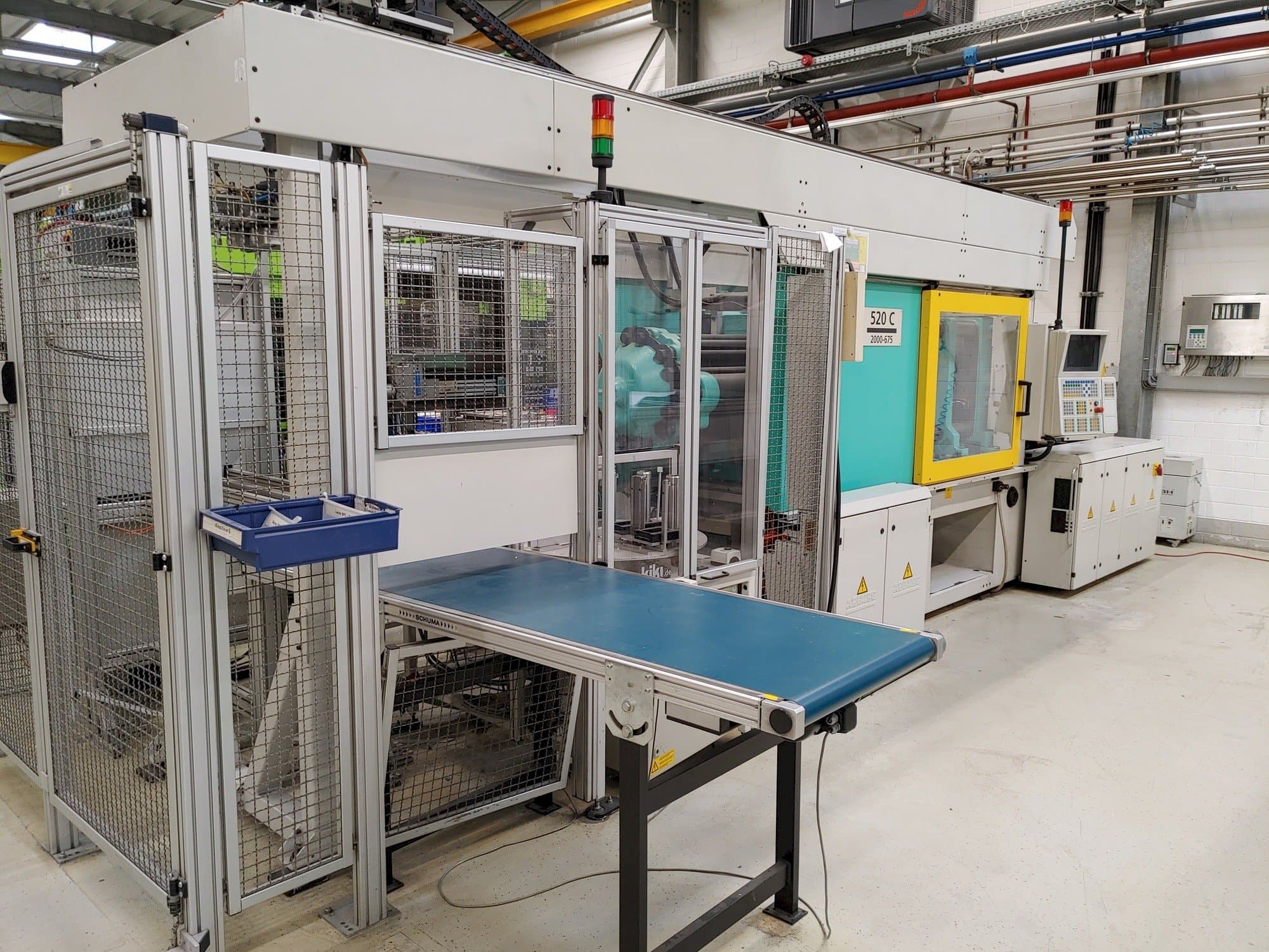 Front view of Arburg Allrounder 520 C 2000-675  machine