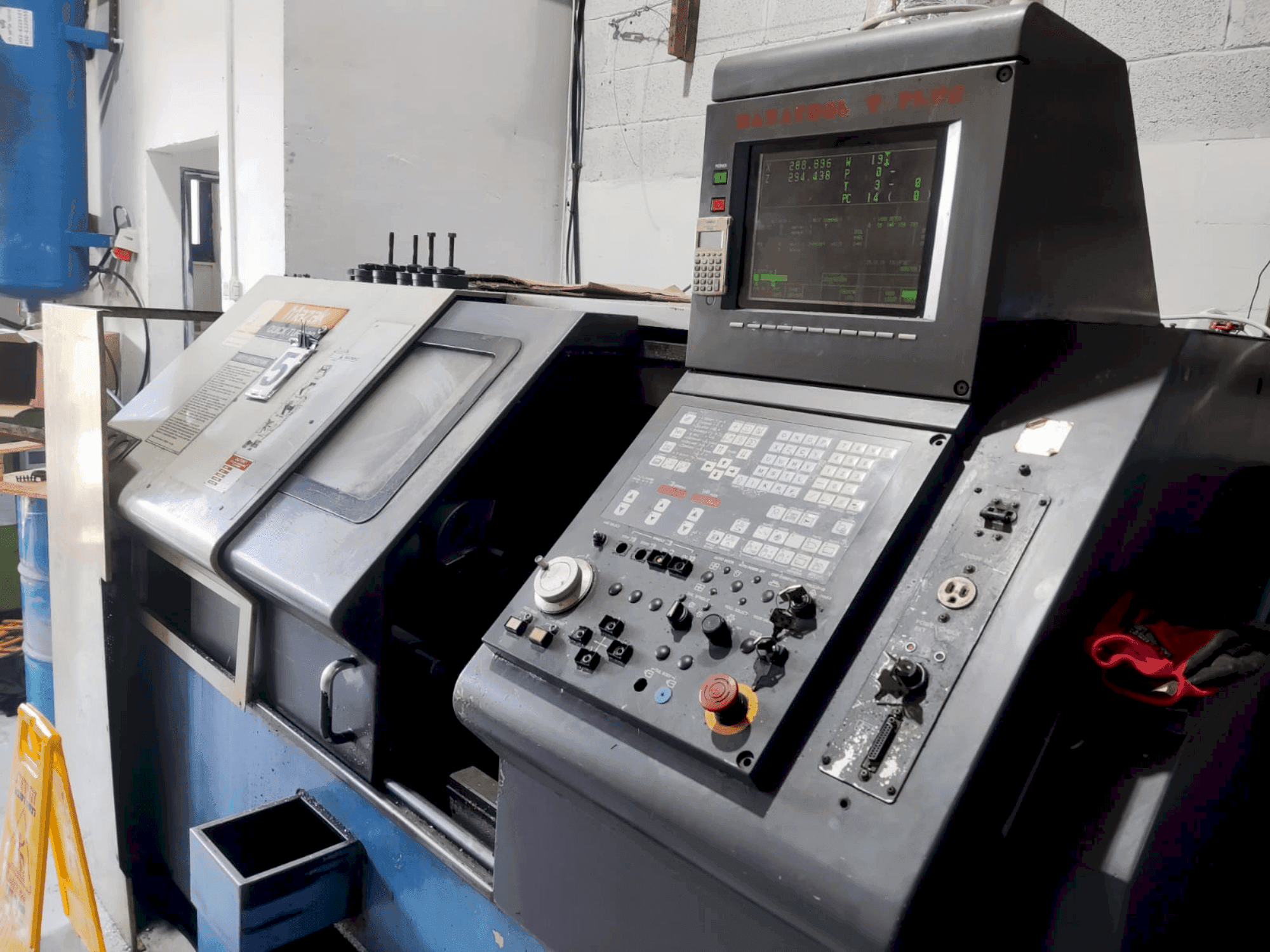 Front view of Mazak Quick Turn 20 (1996)  machine