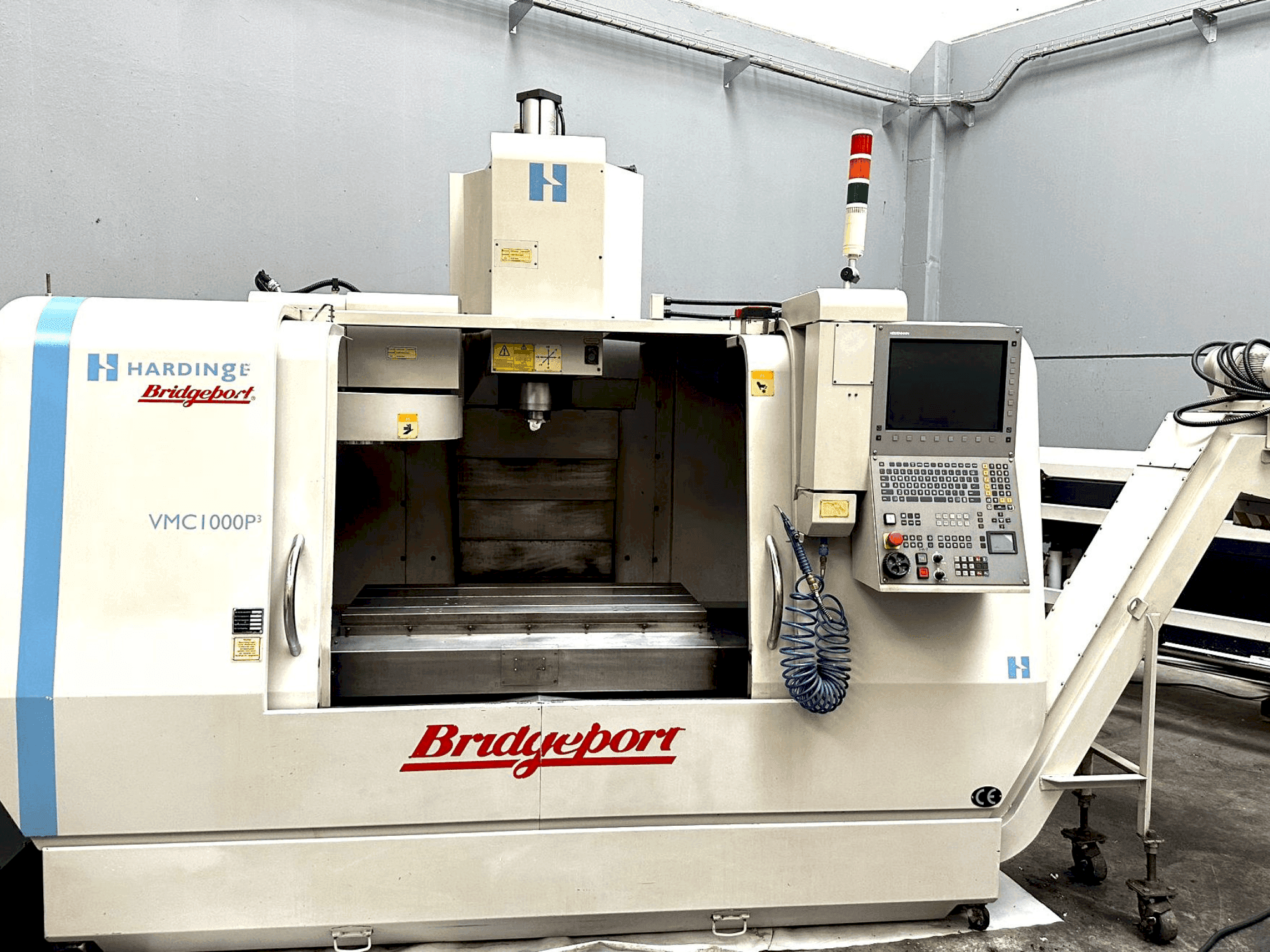 Front view of Bridgeport VMC 1000 P3 (2005)  machine