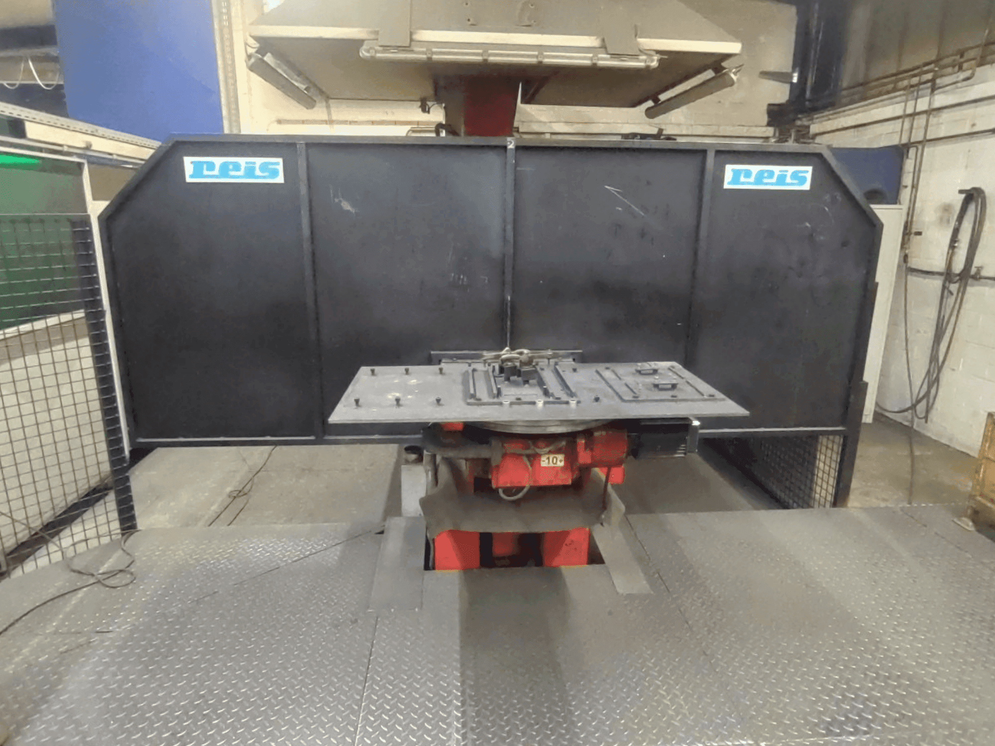 Front view of Reis Robotics Robot System - RDT 40 / SRV 6 / RDT 40 machine