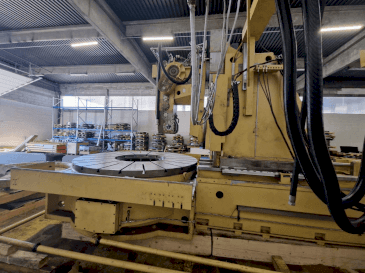 Front view of Gleason PFAUTER P 2800  machine