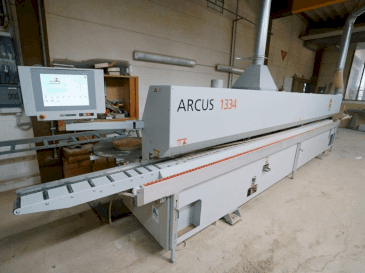 Front view of HOLZHER ARCUS 1334 FV2 machine