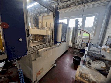 Front view of Battenfeld Vertical R60 125H  (2002)  machine