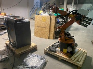 Front view of KUKA KR16-2 with KR C4 Controller  machine
