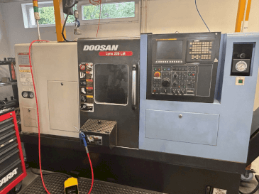 Front view of DOOSAN LYNX 200 LM machine