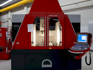 Front view of KERN Pyramid Nano (2013)  machine