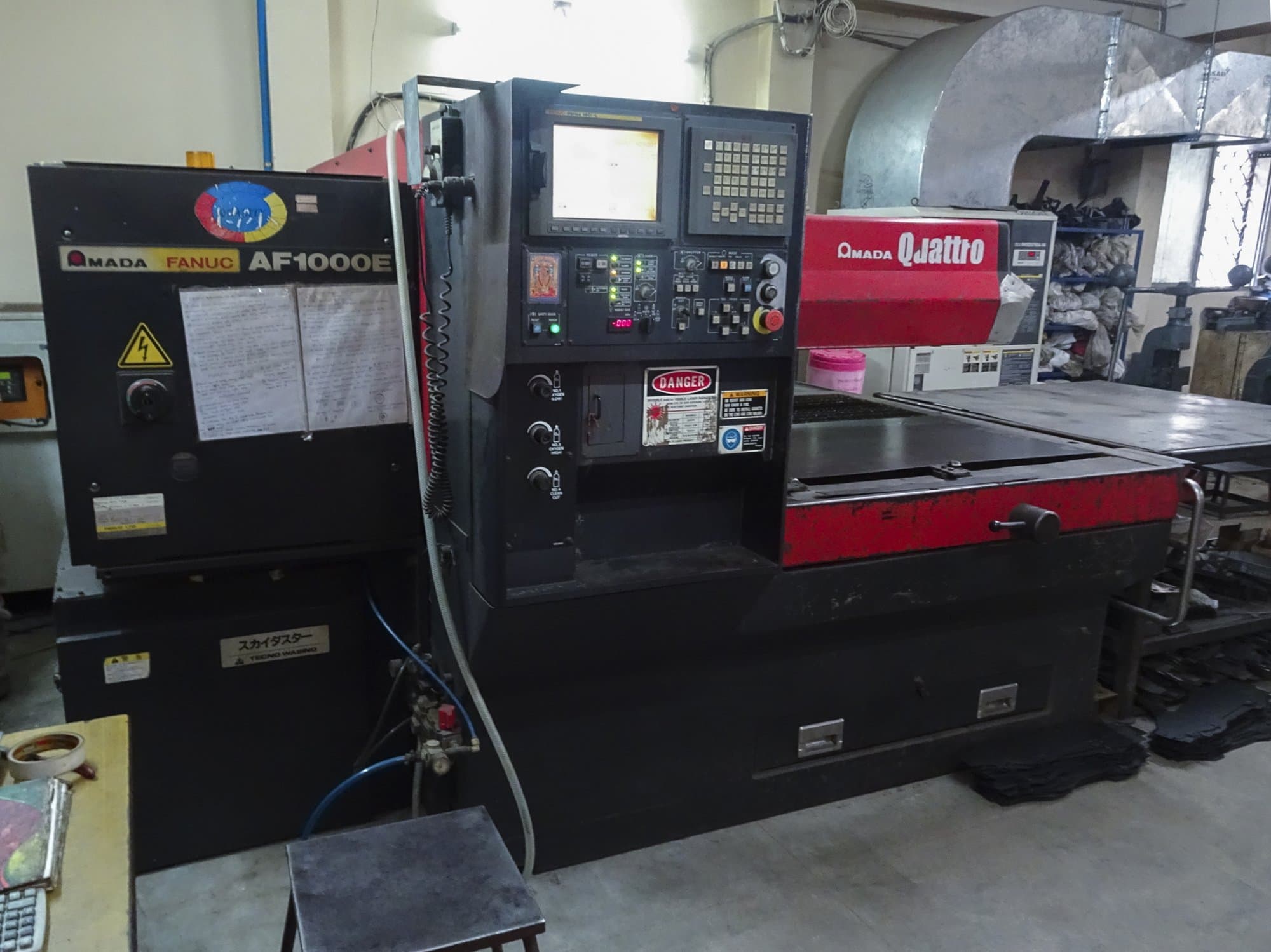 Left view of AMADA Quattro AF1000E machine