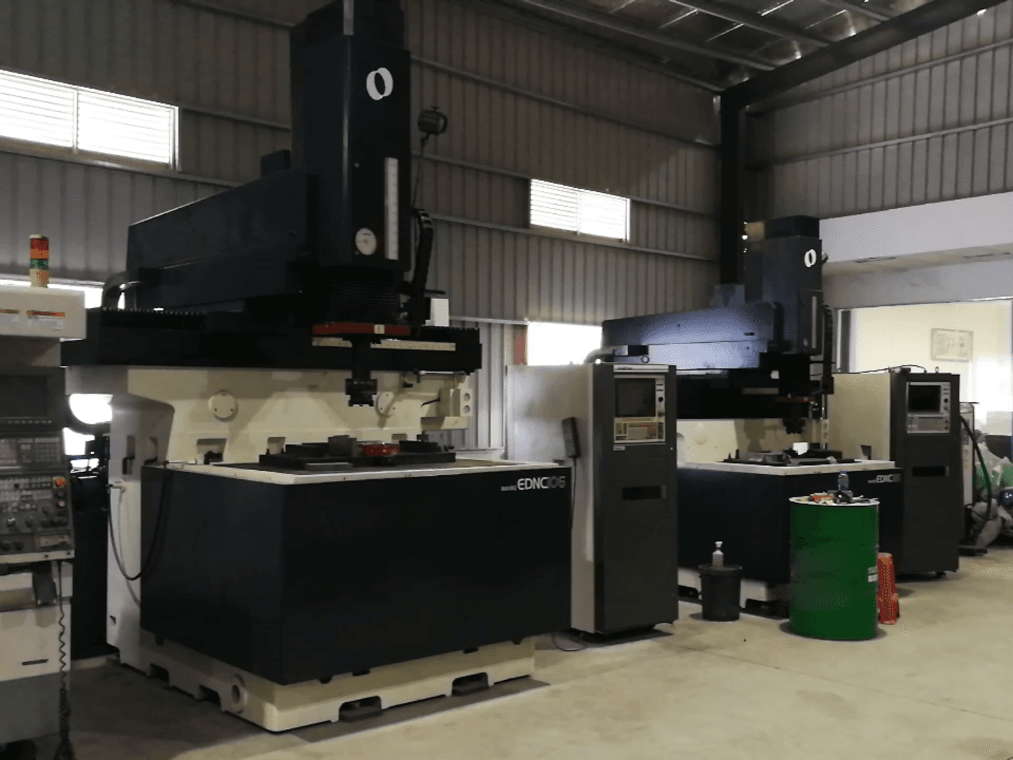Right view of Makino EDNC106 Machine
