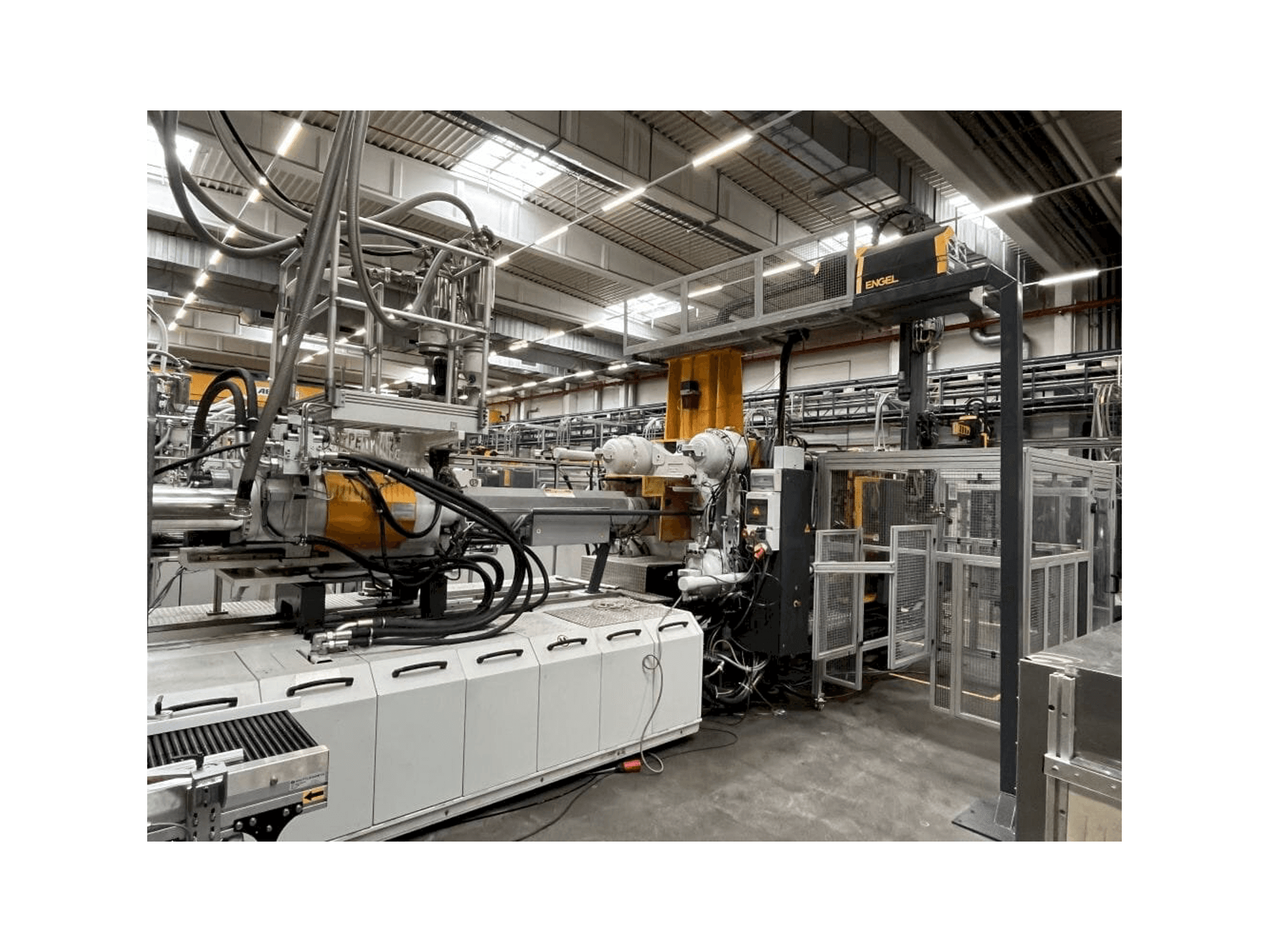 Front view of Engel DUO 4550/650 machine