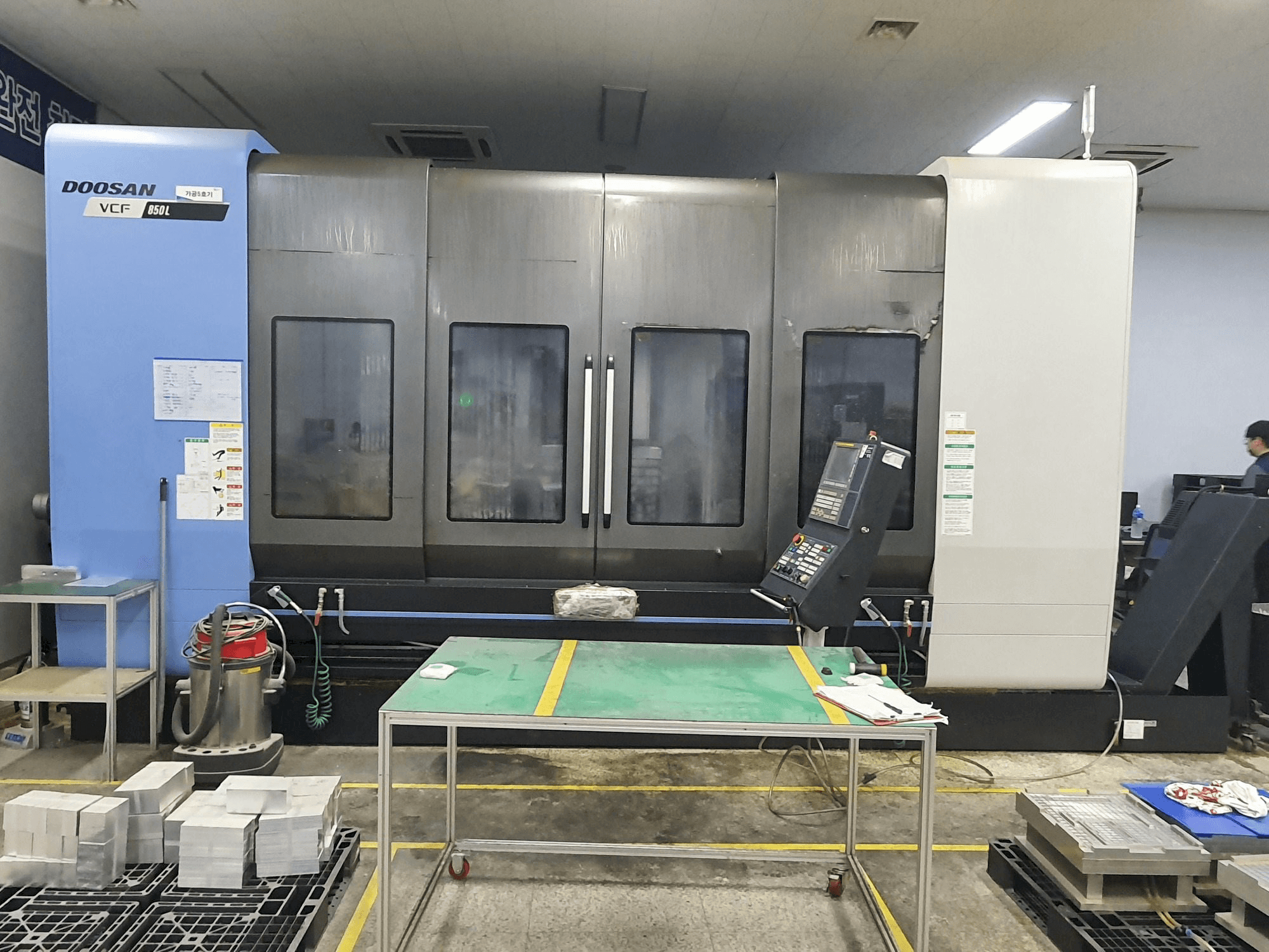 Front view of Doosan VCF850L machine