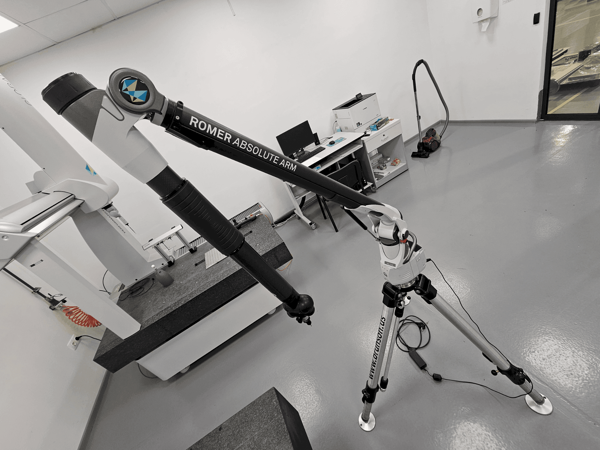 Front view of ROMER Absolute Arm 7730 machine