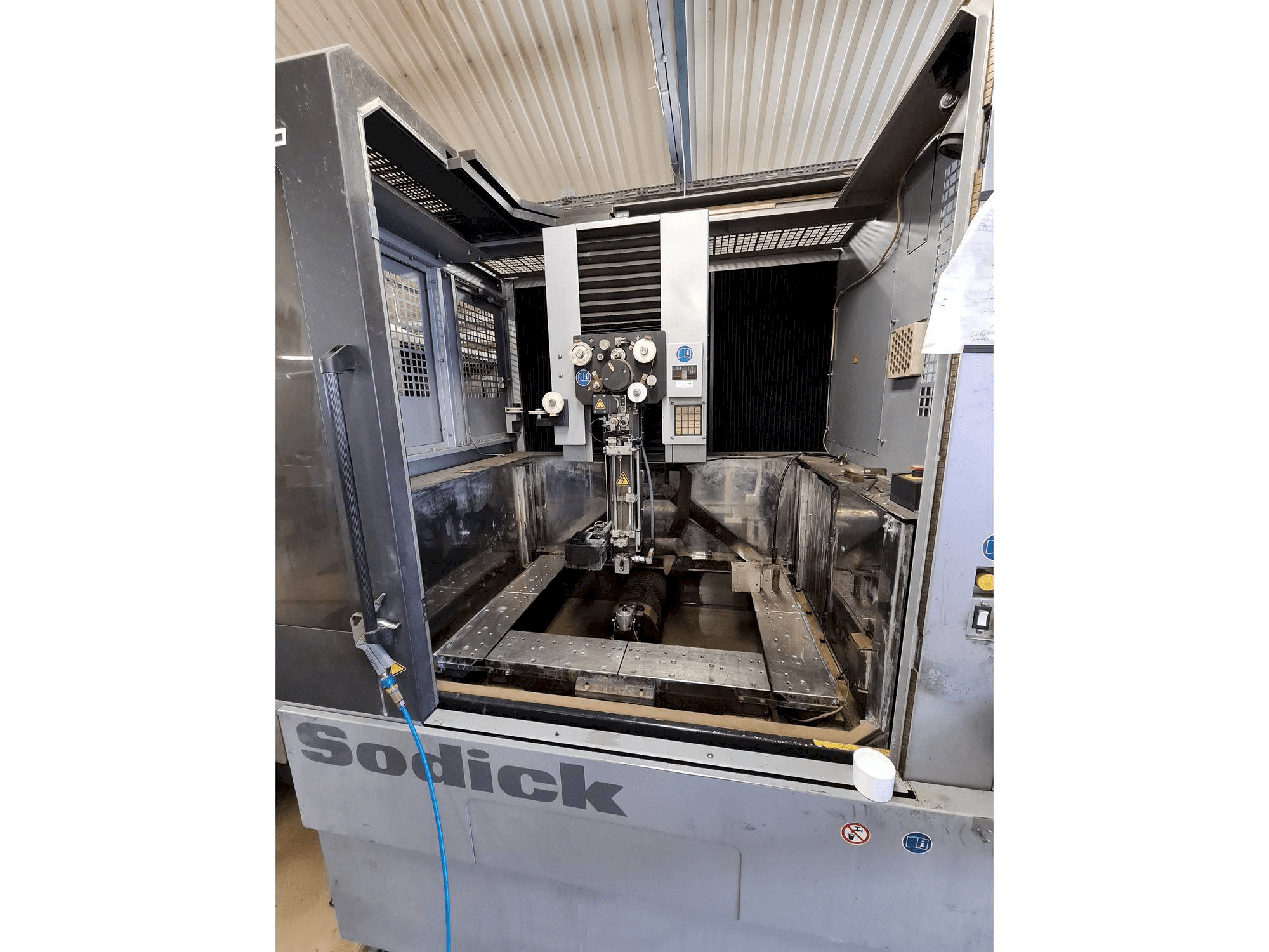 Front view of Sodick AQ750L machine