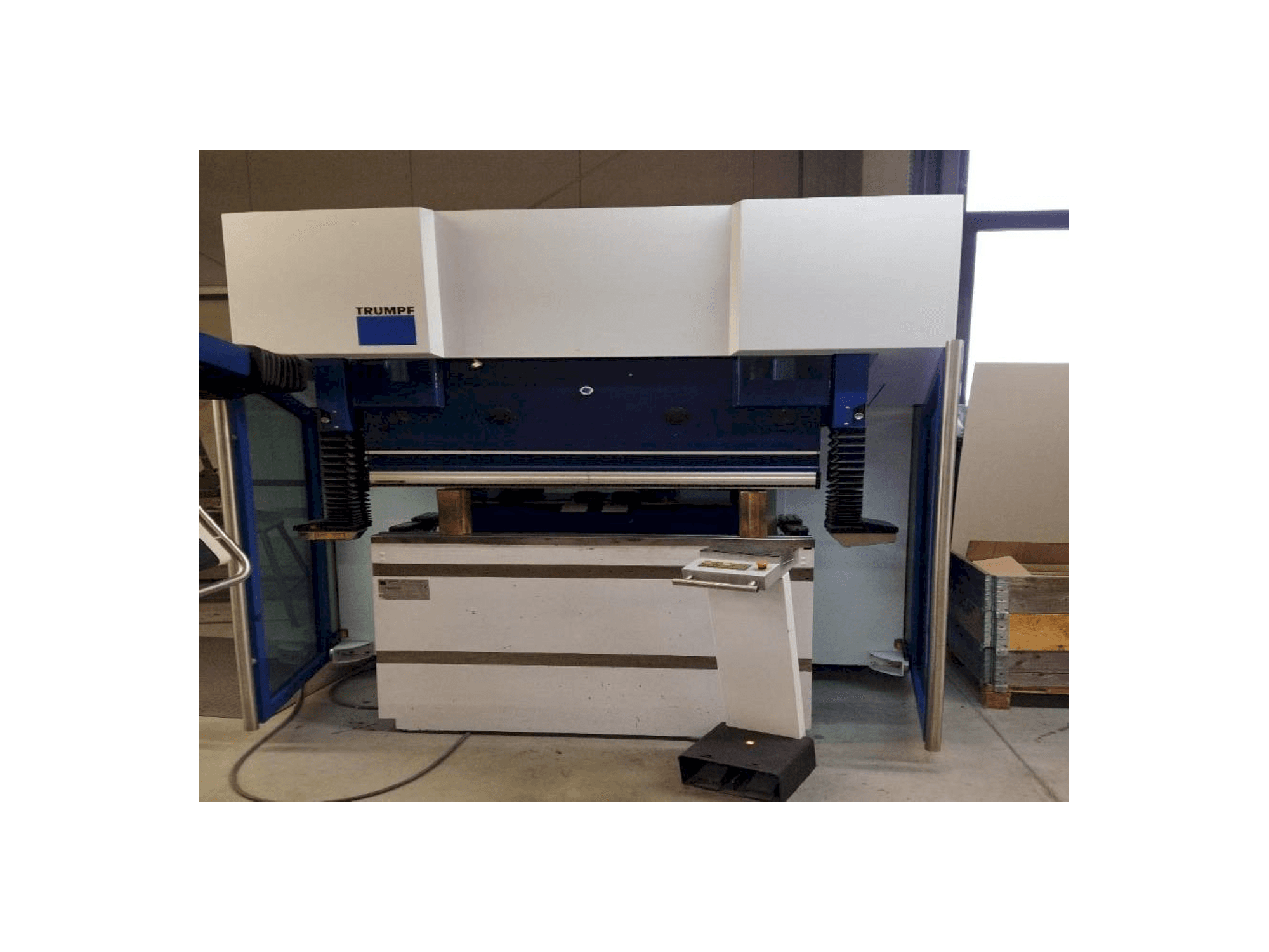 Front view of TRUMPF V500 machine