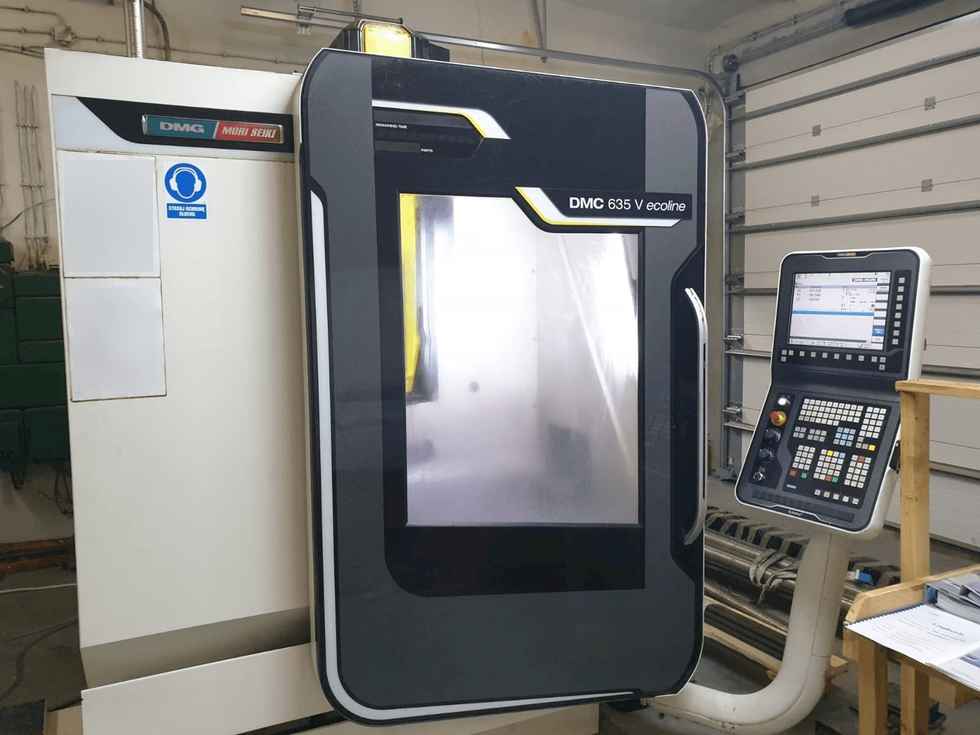 Front view of DMG DMC 635 V ecoline machine