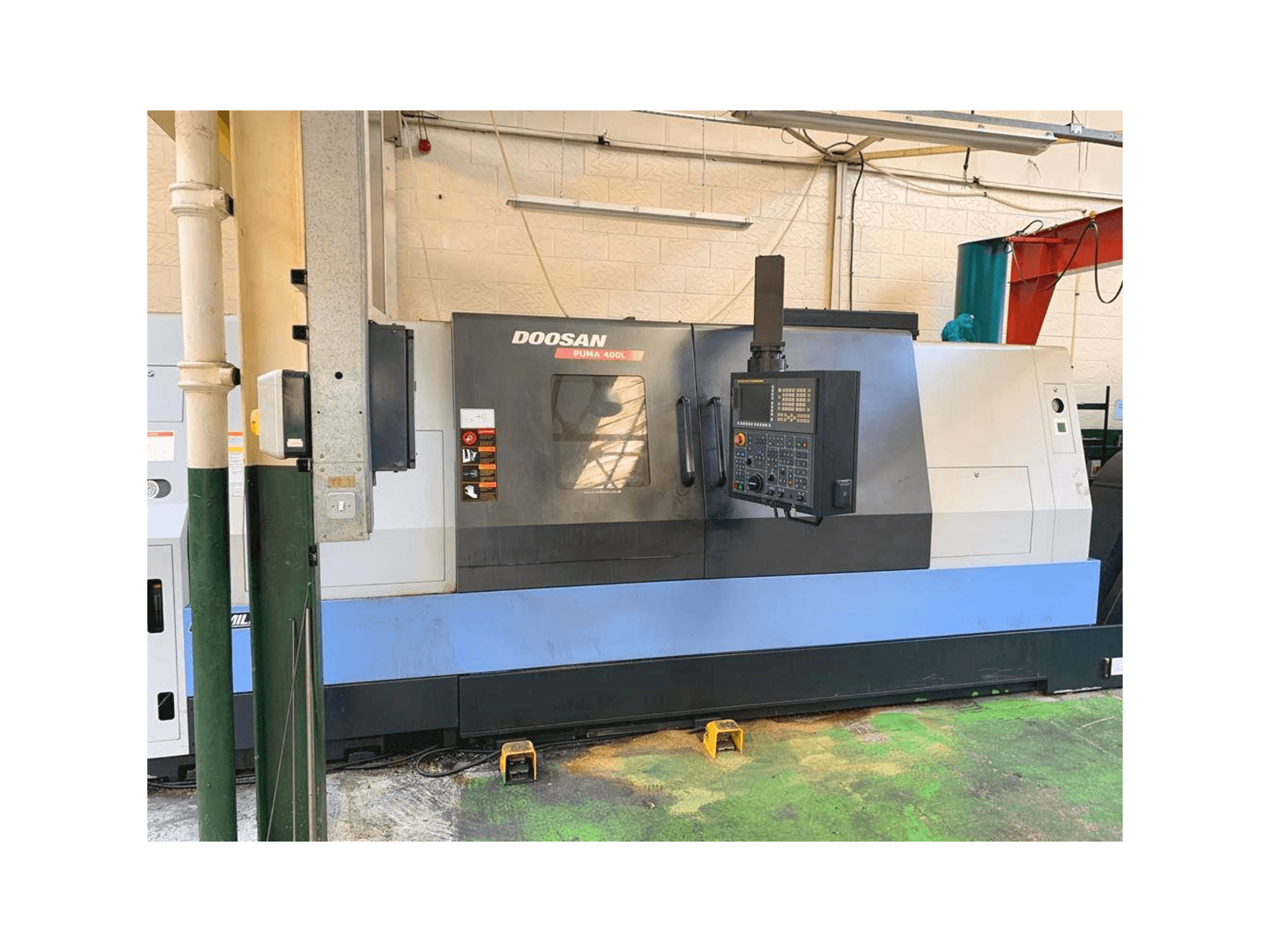 Front view of Doosan Puma 400LB machine