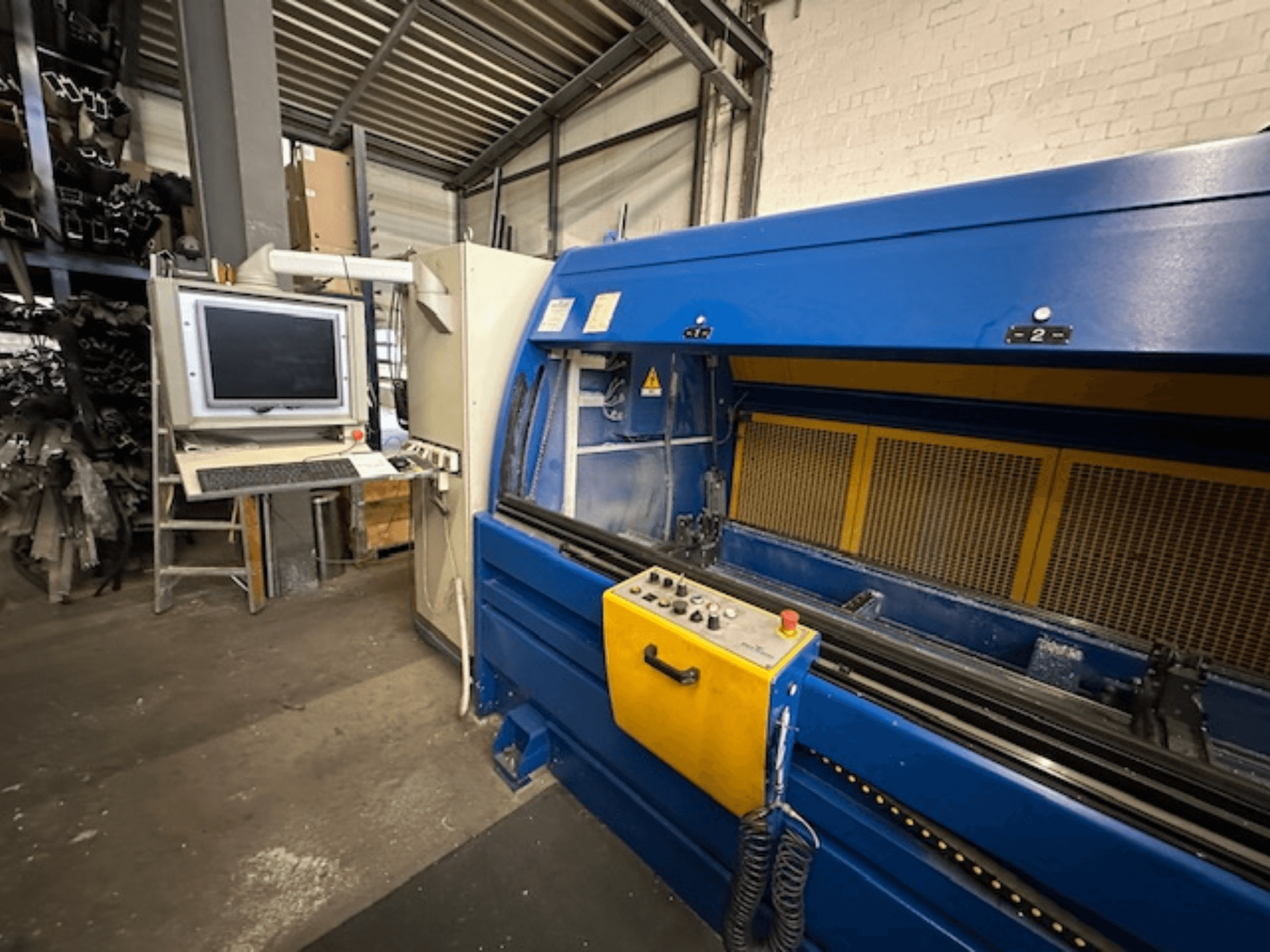 Front view of SCHÜCO Profilbearbeitungscenter 299 650, a universal machining center with controls and computer workstation.