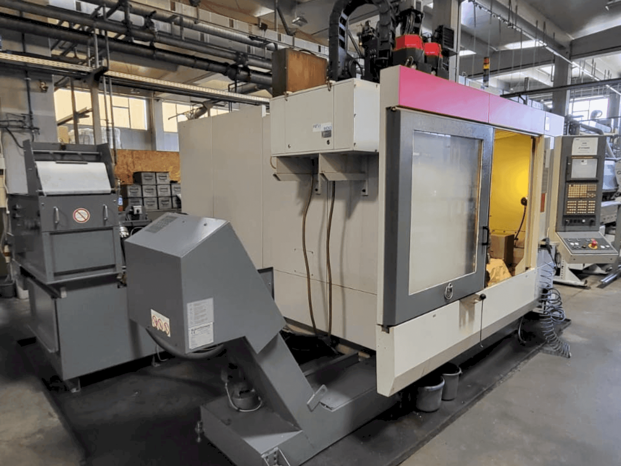 Front view of STAMA MC526 machine