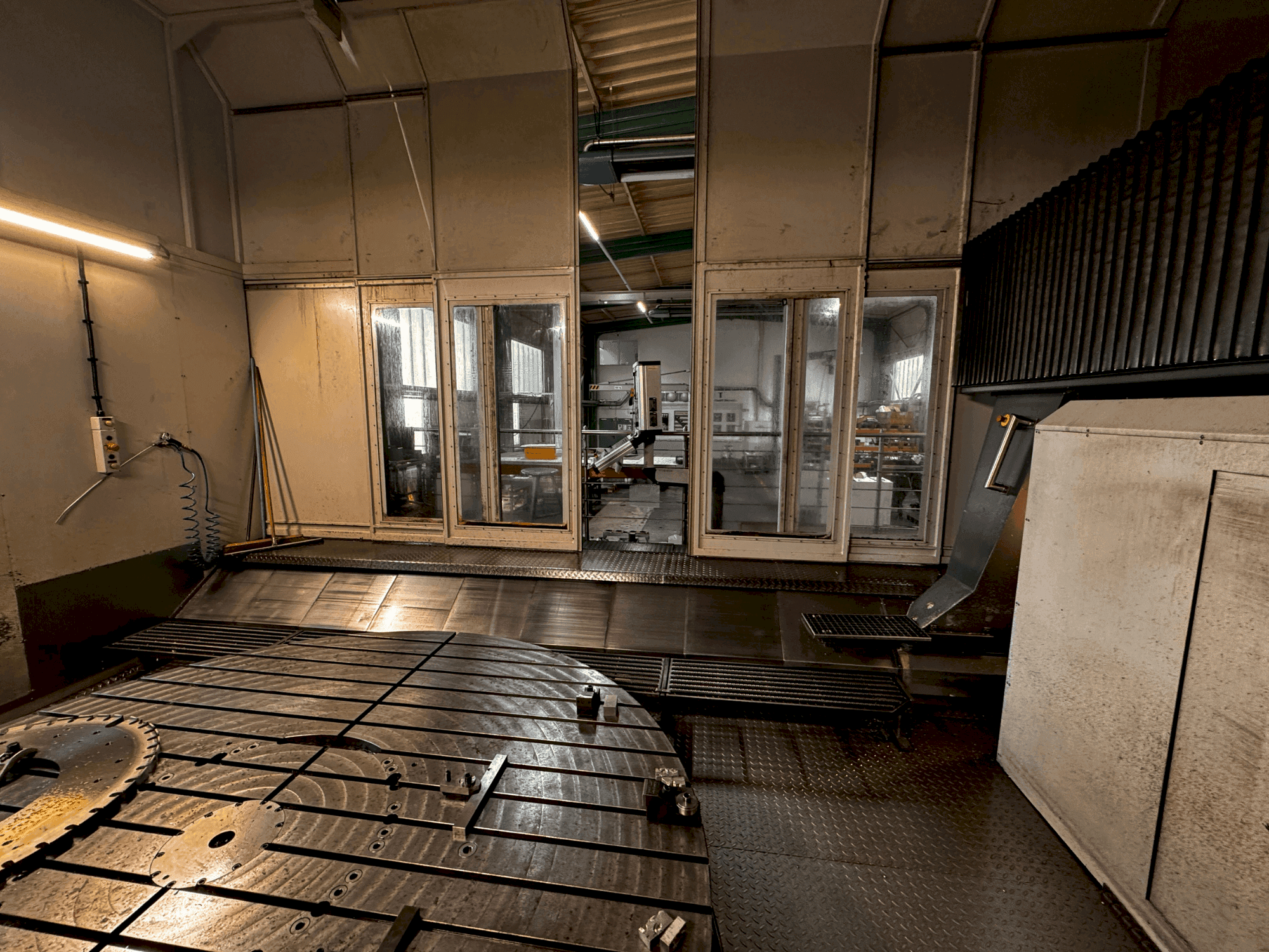 Front view of AXA VPC 2800-U machine