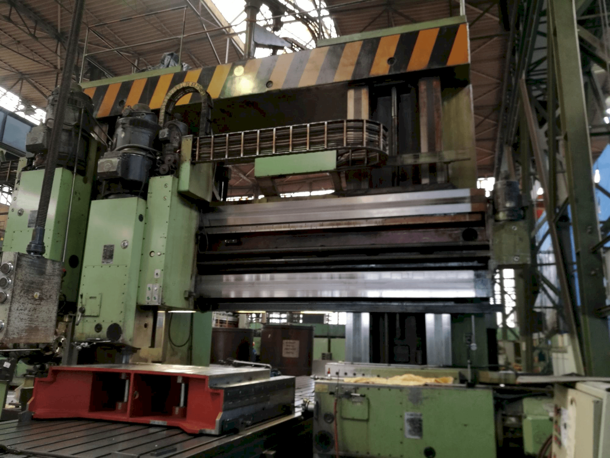 Front view of TOS FRV-D 20 x 40 machine