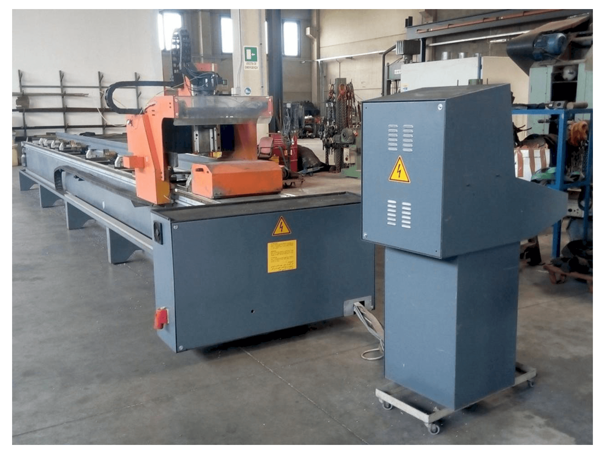 Front view of Tekna UT 426/3 machine