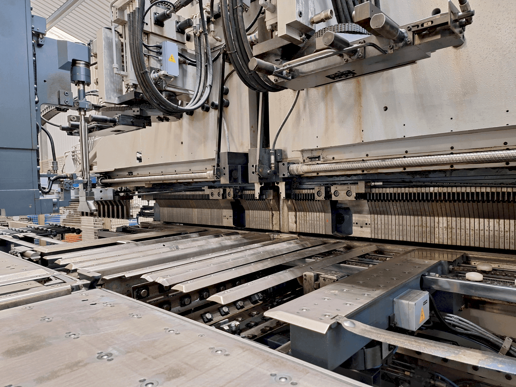 Front view of Salvagnini P4-2220 machine