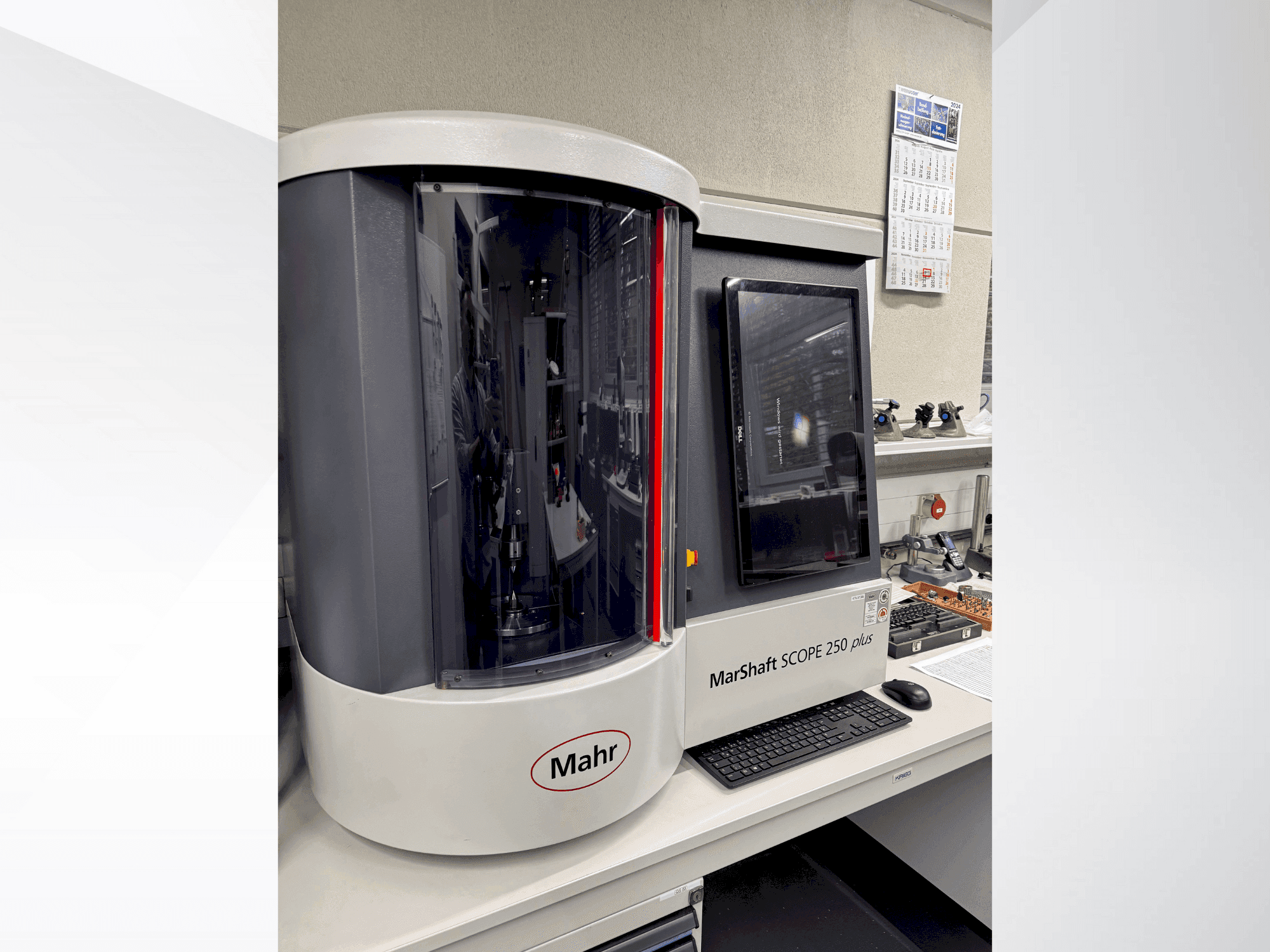 Front view of MAHR MahrShaft SCOPE 250 plus machine