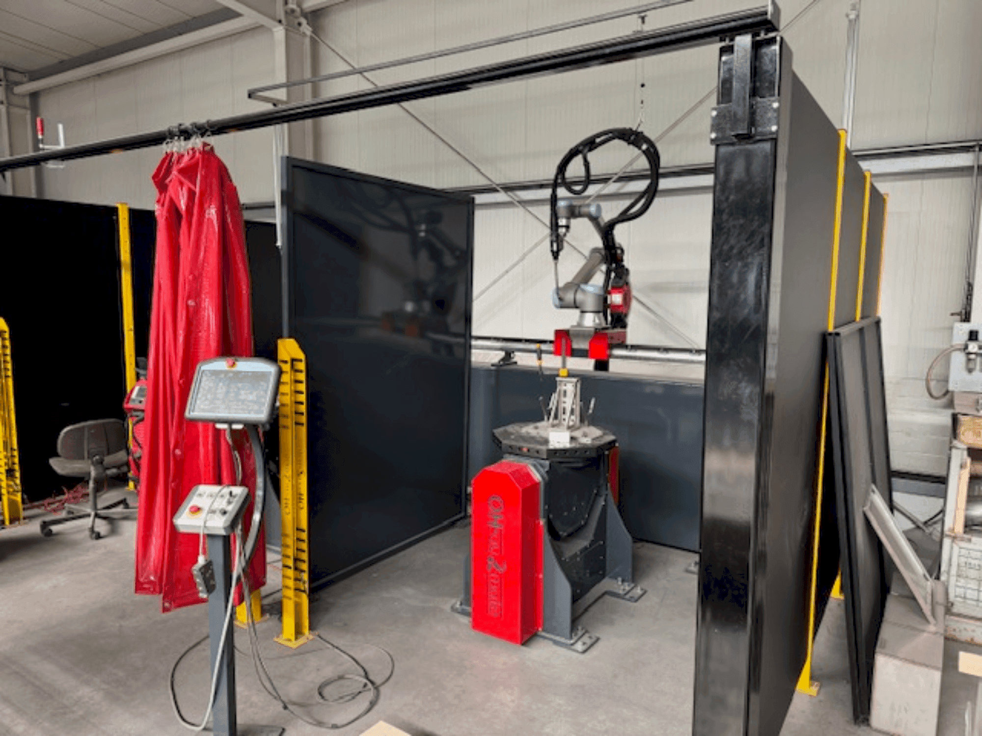 Front view of FRONIUS UR10 Roboter e-Series machine