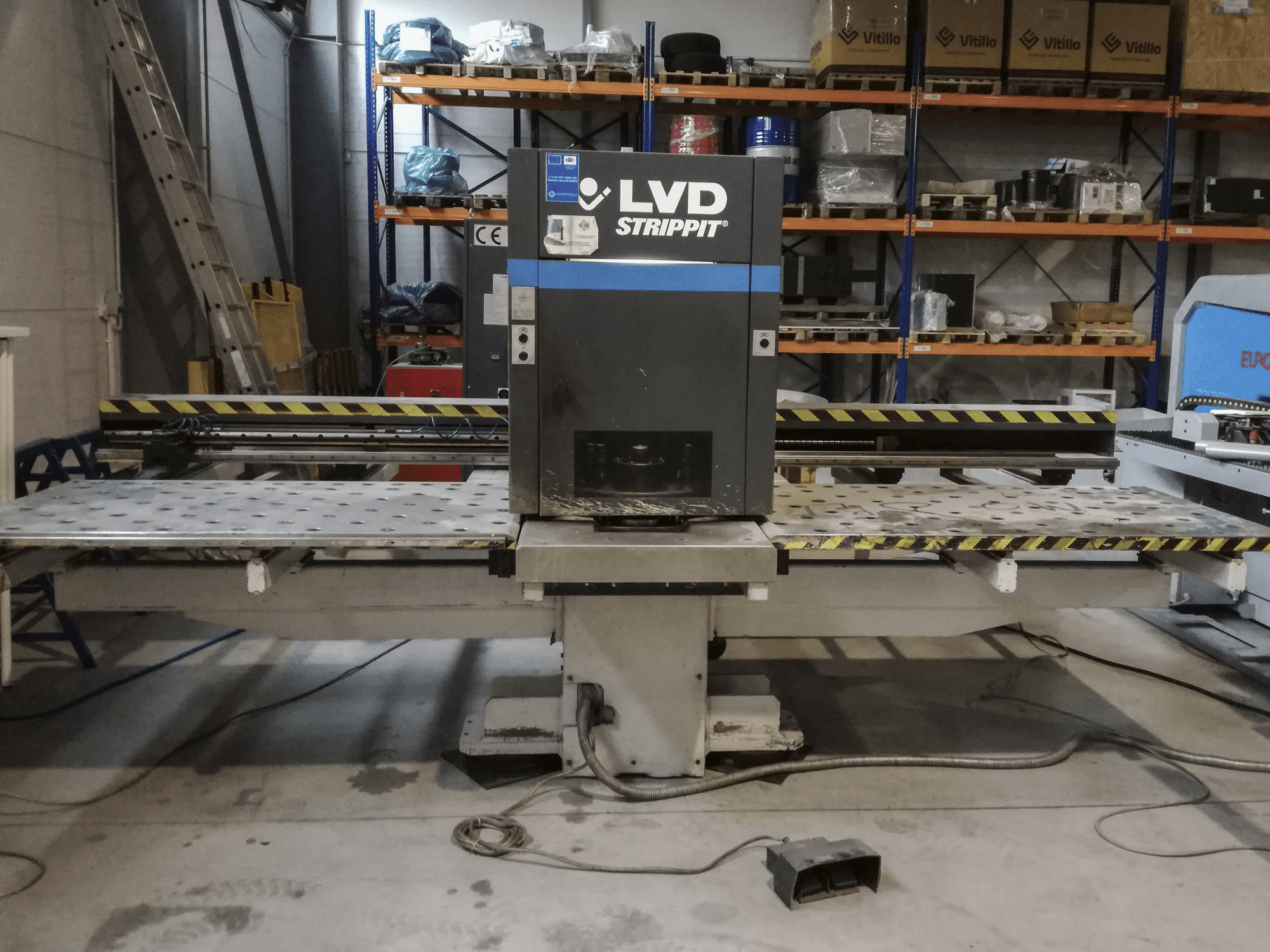 Front view of LVD Delta 1000 EB machine