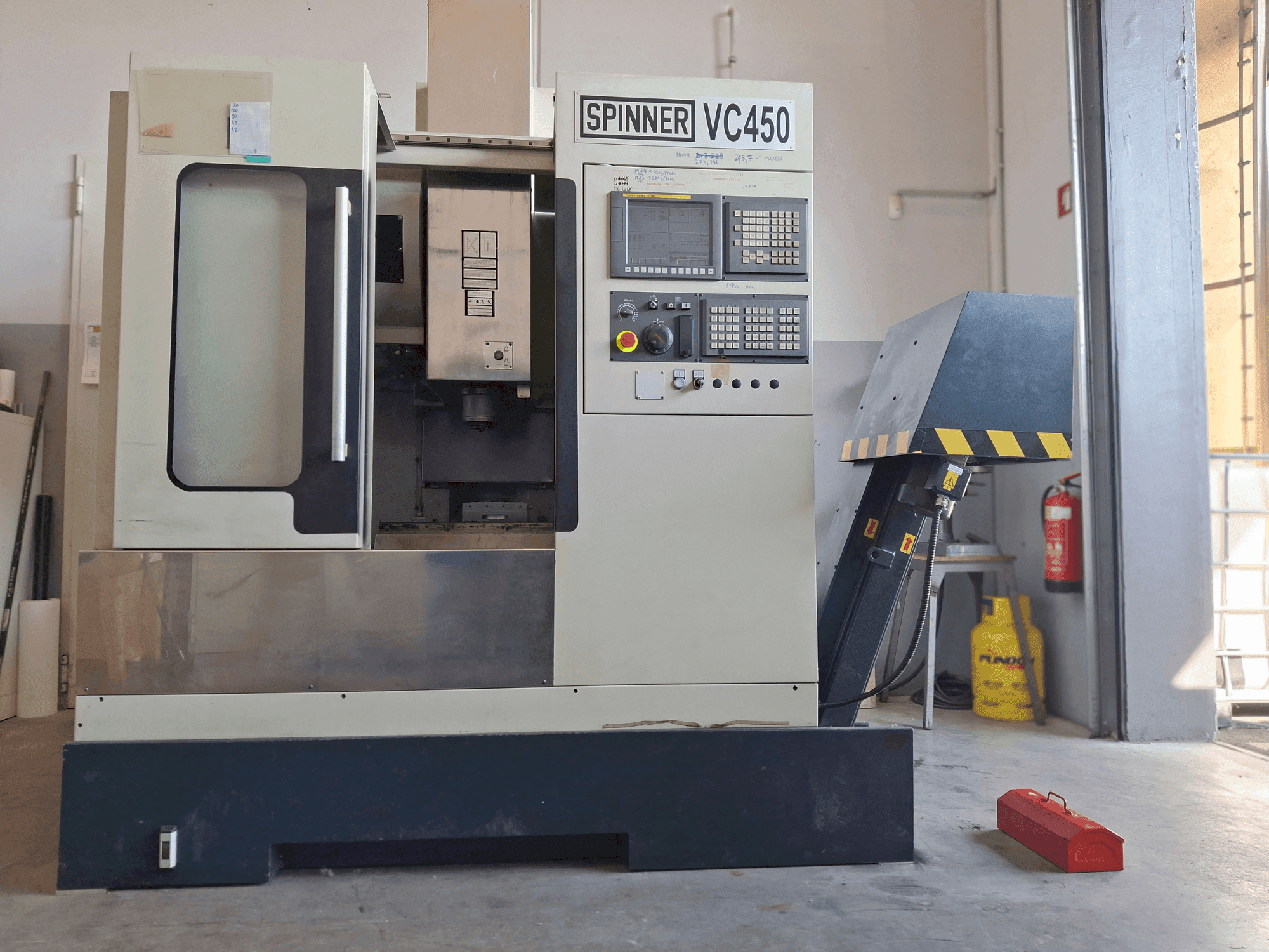 Front view of SPINNER VC 450 machine