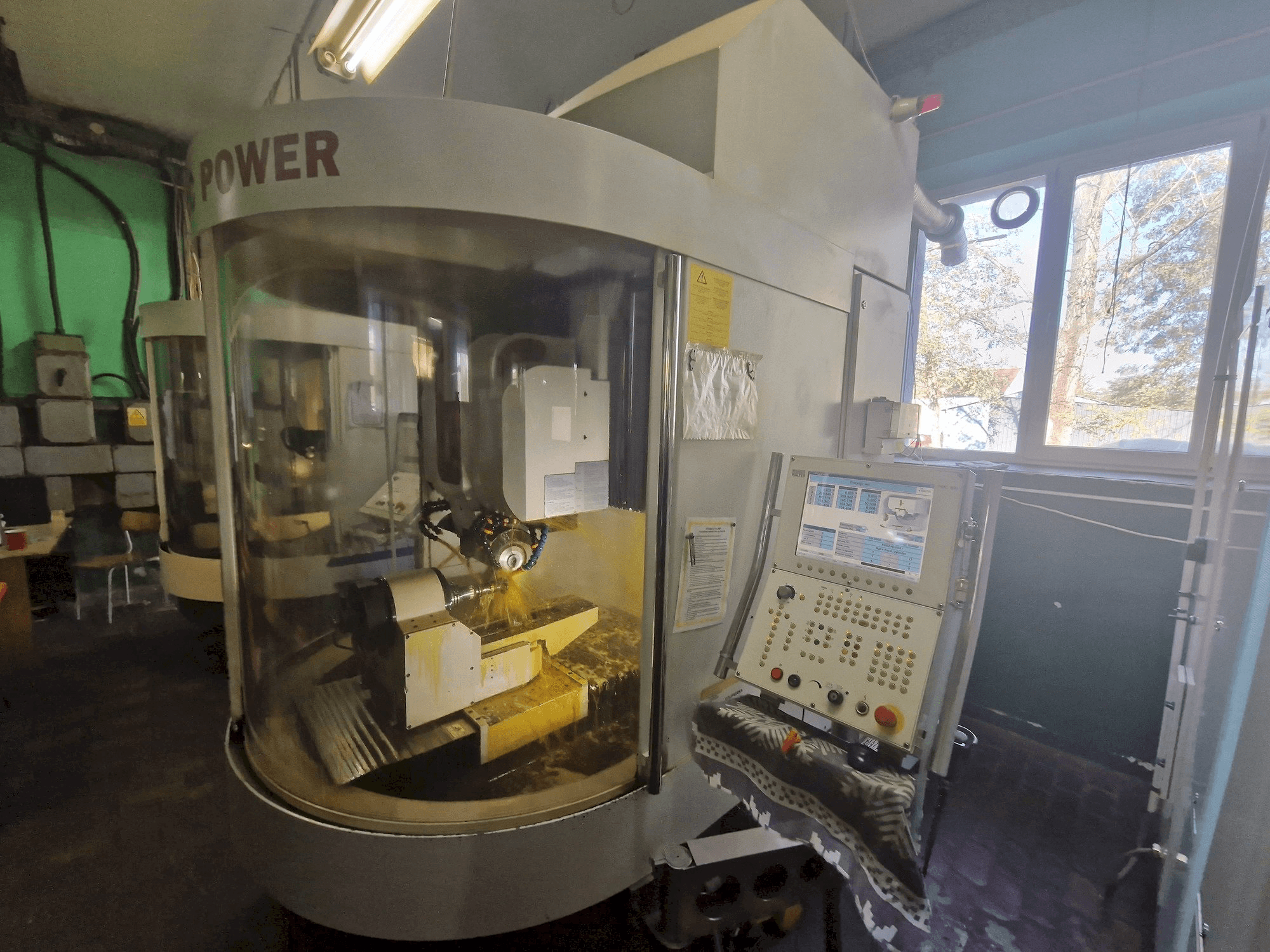 Front view of WALTER Helitronic Power machine