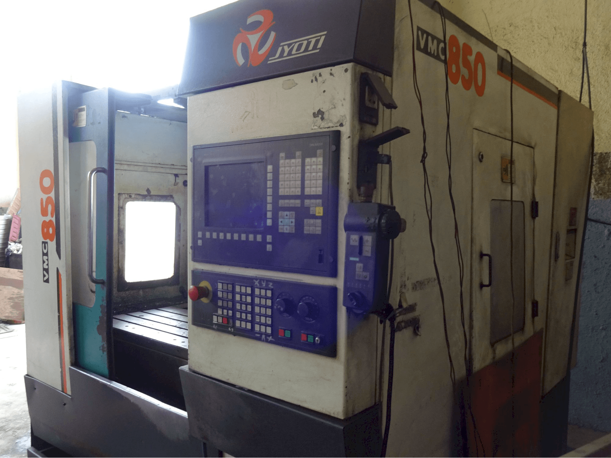 Right view of JYOTI VMC 850 Machine