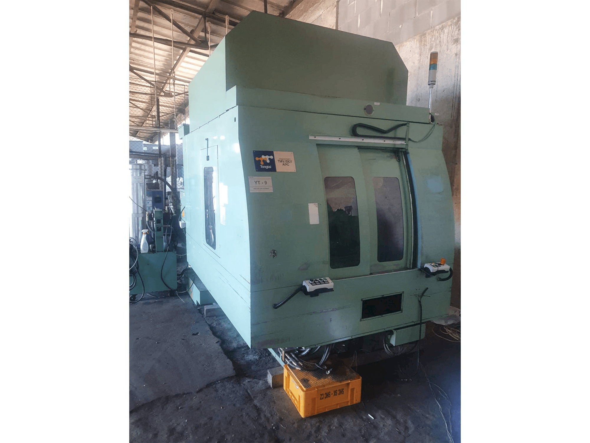 Front view of Tongtai TMV 510/APC machine