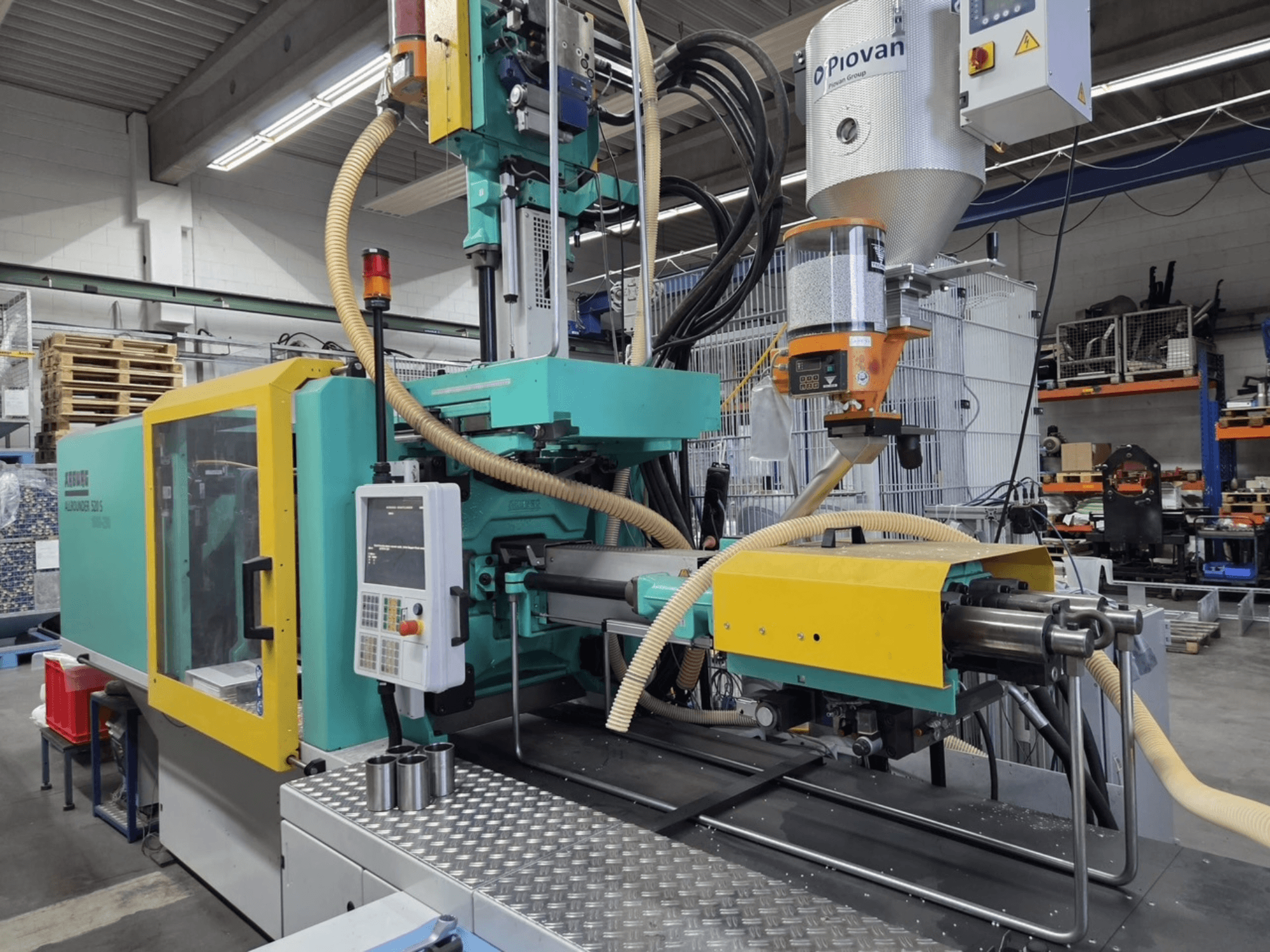 Hydraulic injection moulding machine Arburg Allrounder 520 S 1600-290, front view, with control panel and material feeder visible.