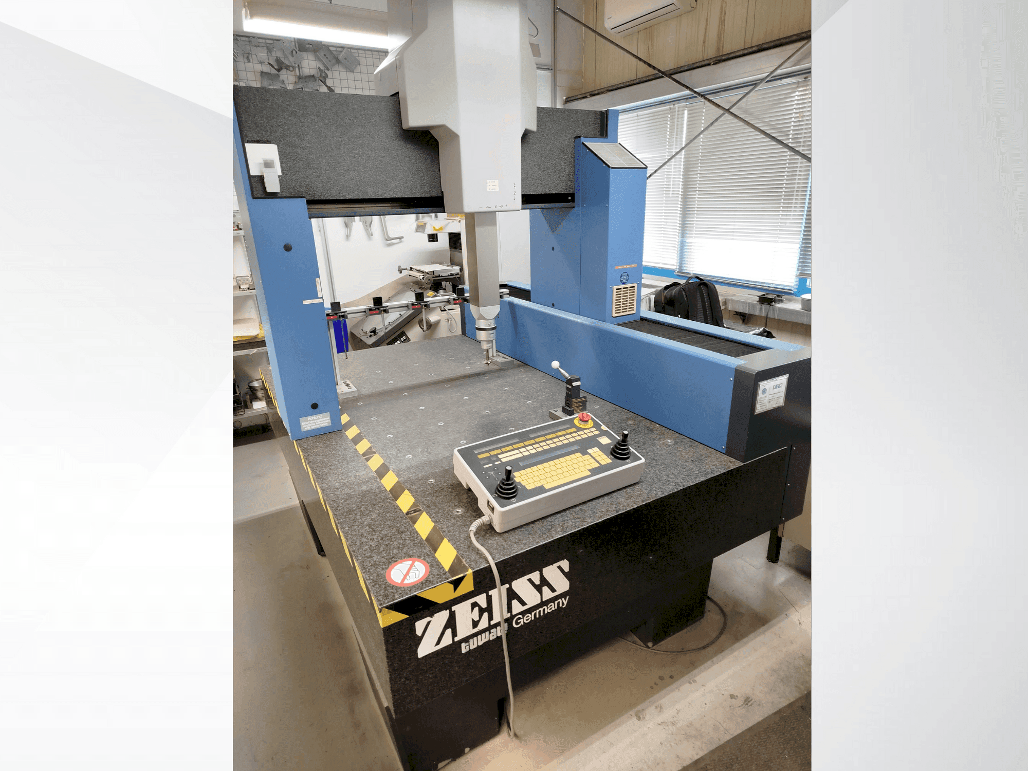 Front view of ZEISS Contura G2 machine