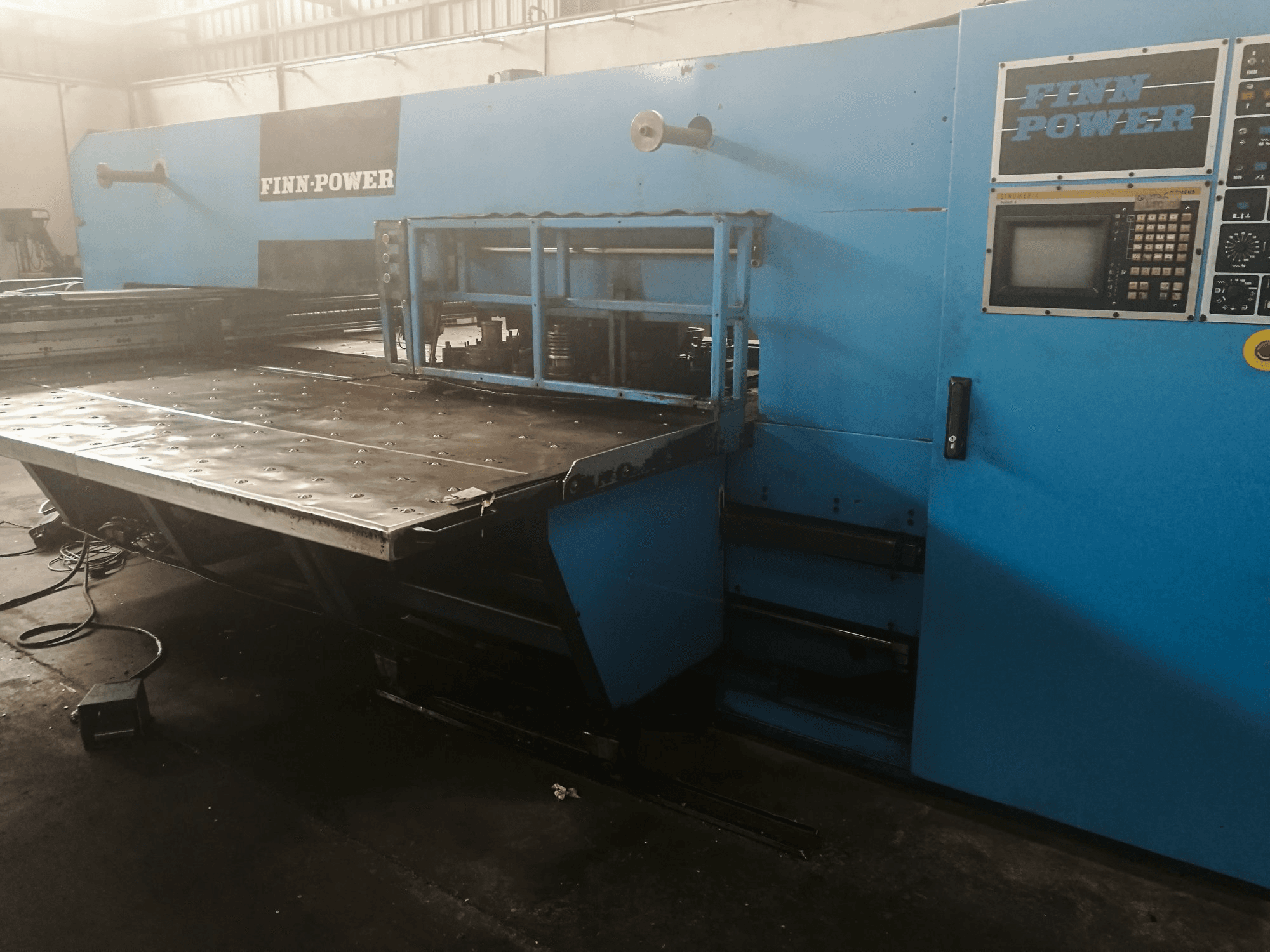 Right view of Finn-Power TP 2520 IF2 machine