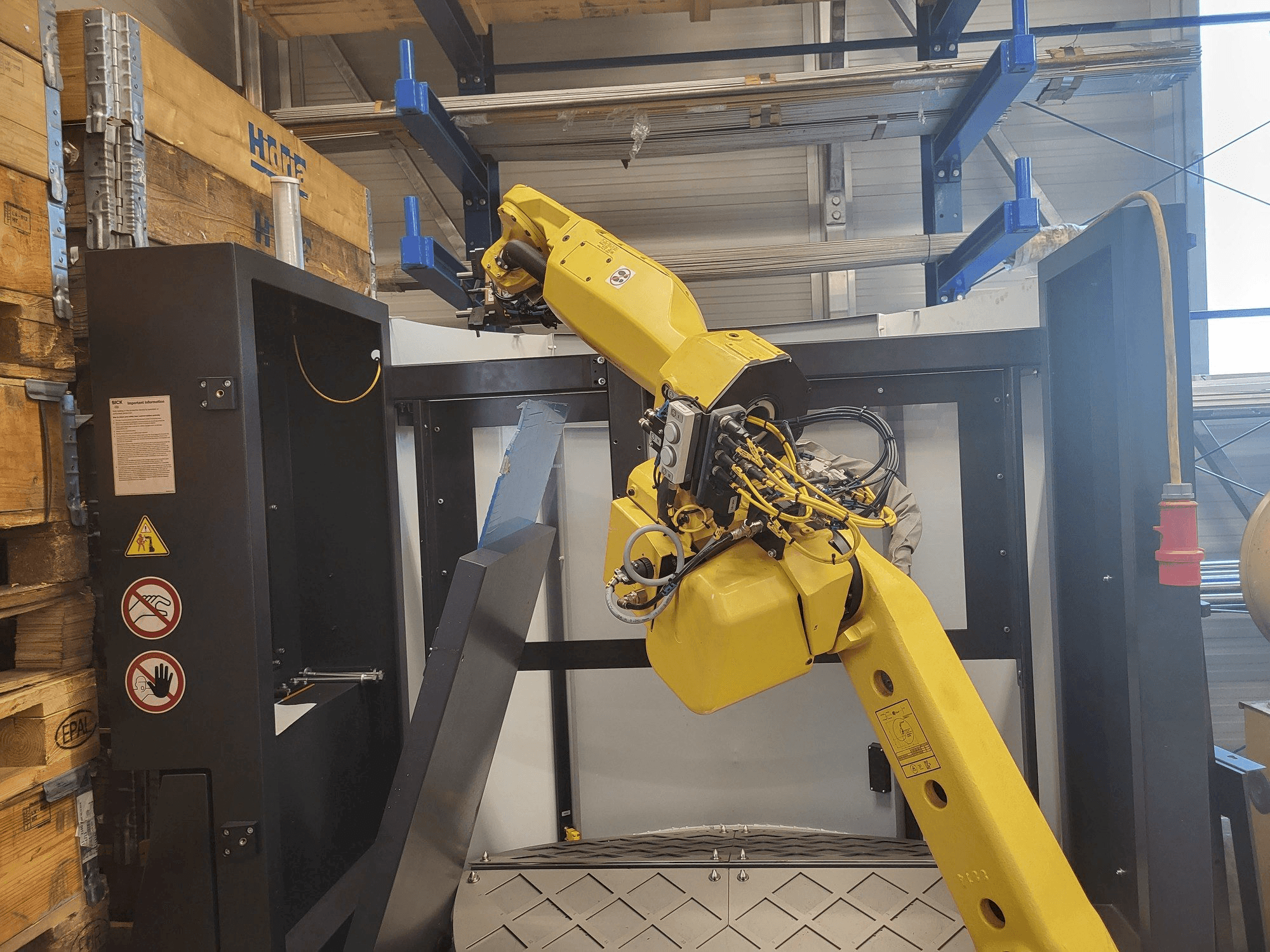 Front view of HALTER Load Assistant U-20 machine