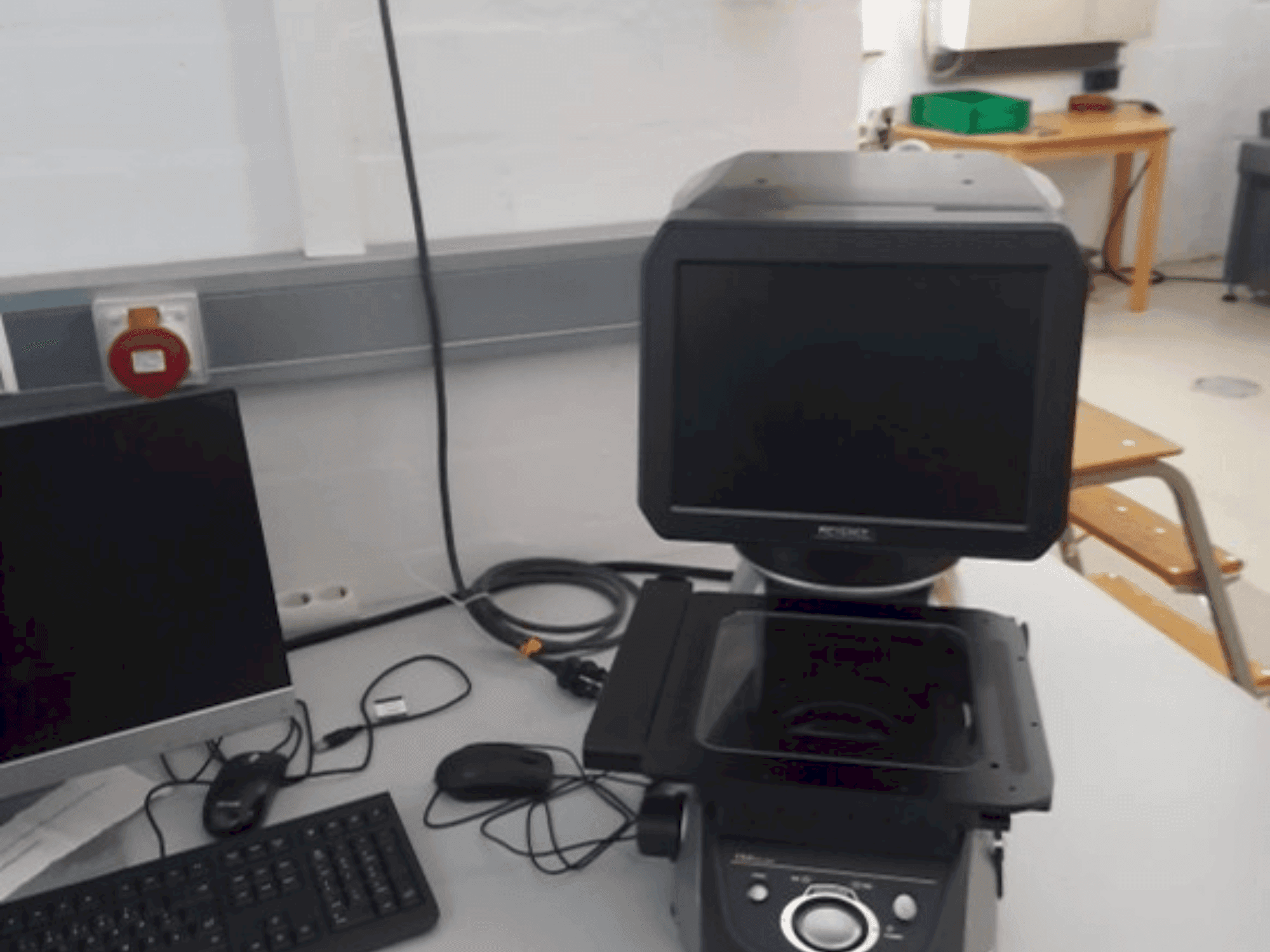 Front view of KEYENCE IM-7020 machine