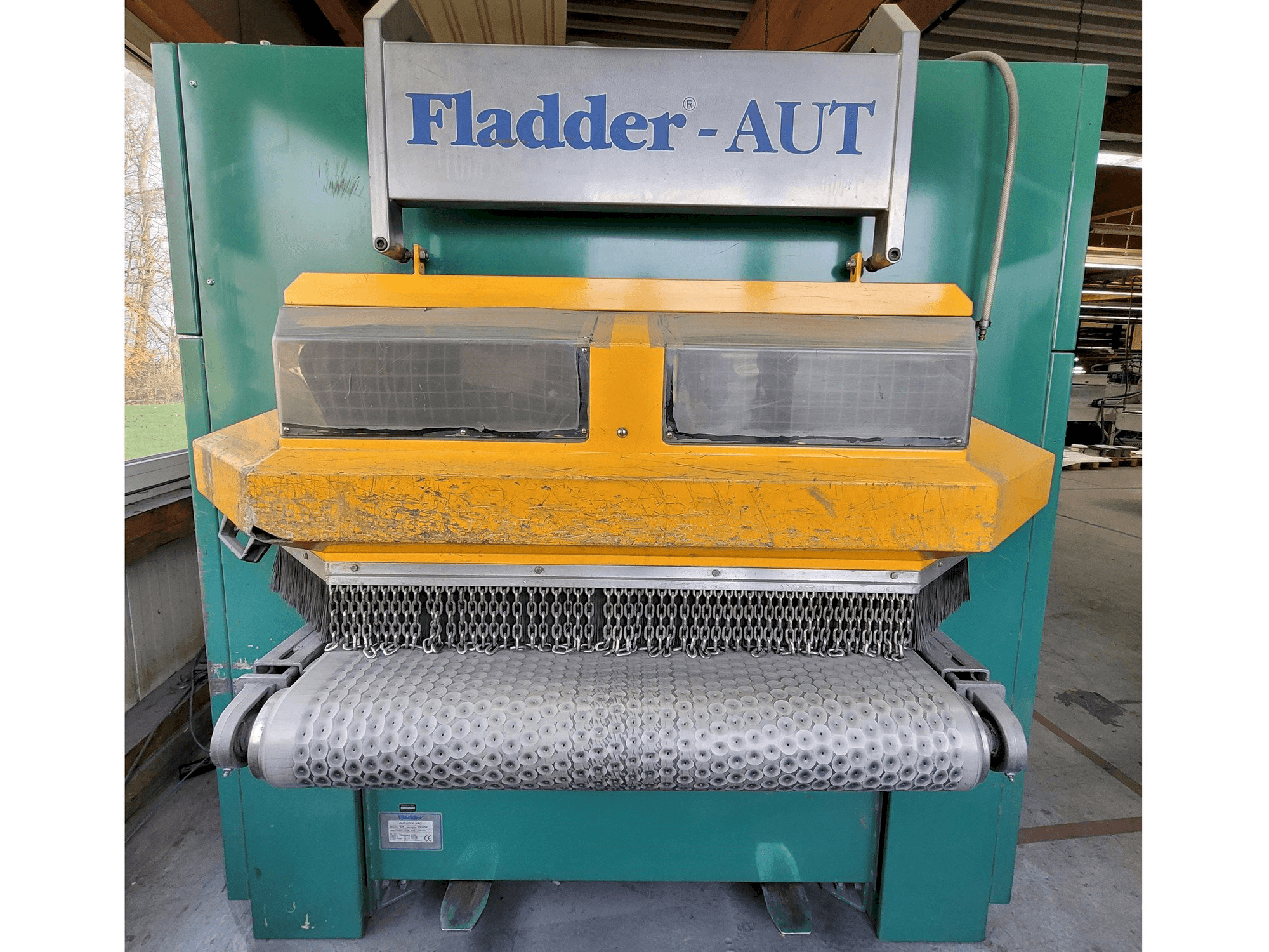 Front view of Fladder AUT-1000 VAC machine