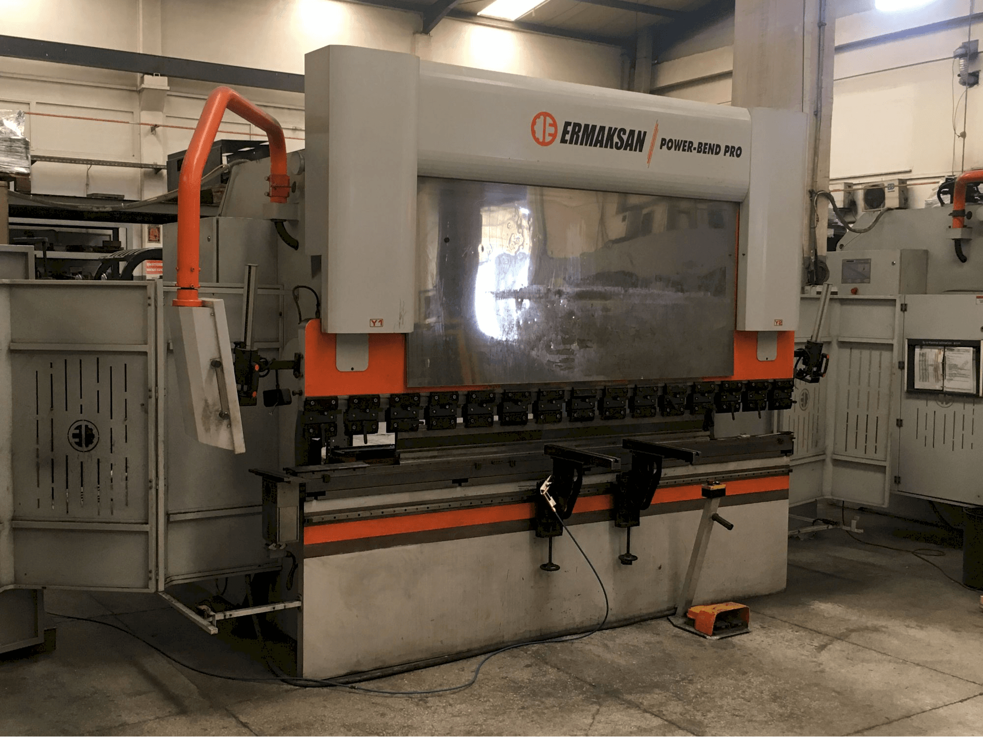 Left view of ERMAKSAN POWER-BEND PRO 3100x135 Machine
