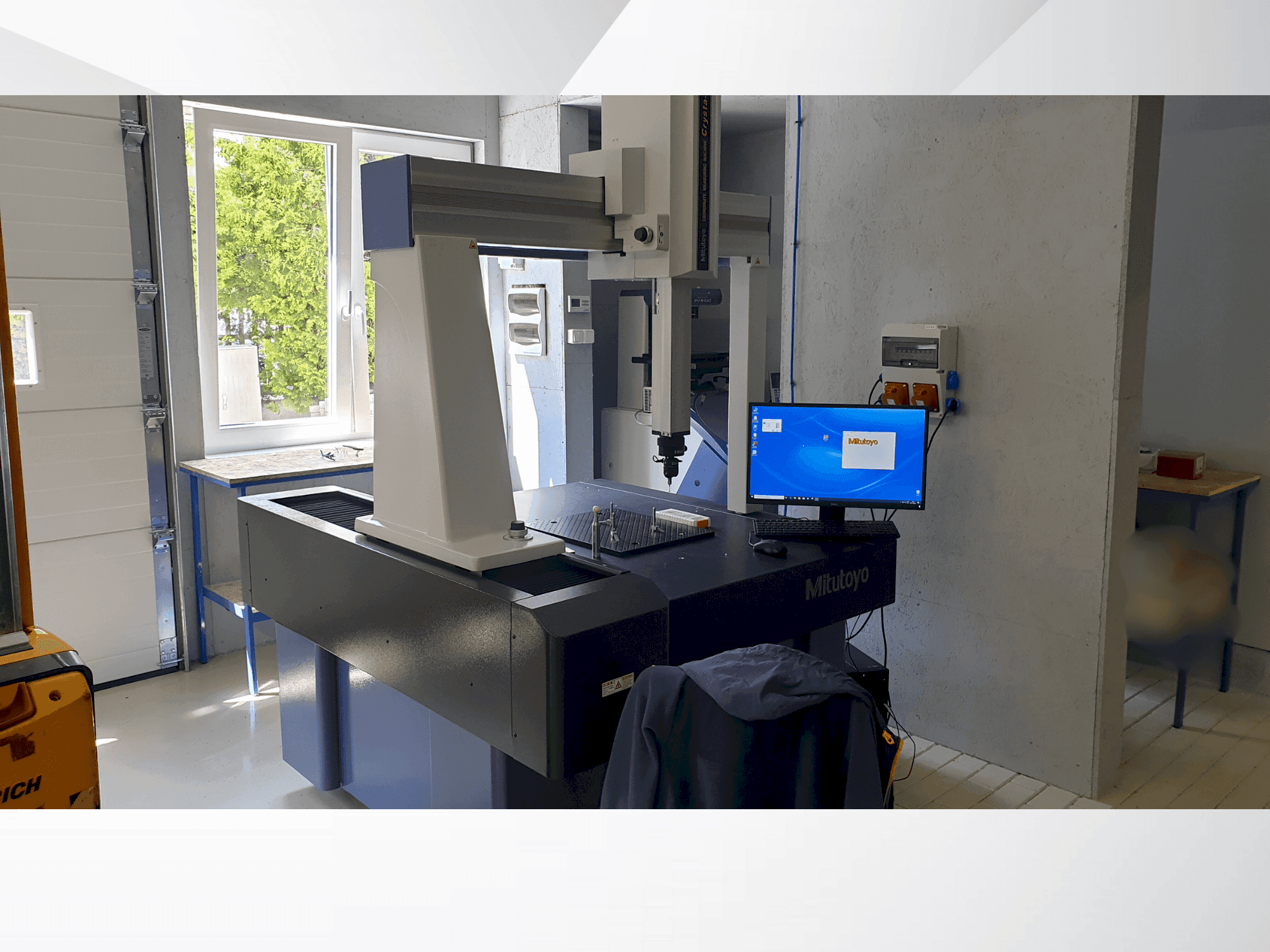 Front view of Mitutoyo MITUTOYO Crysta Plus M 776 machine